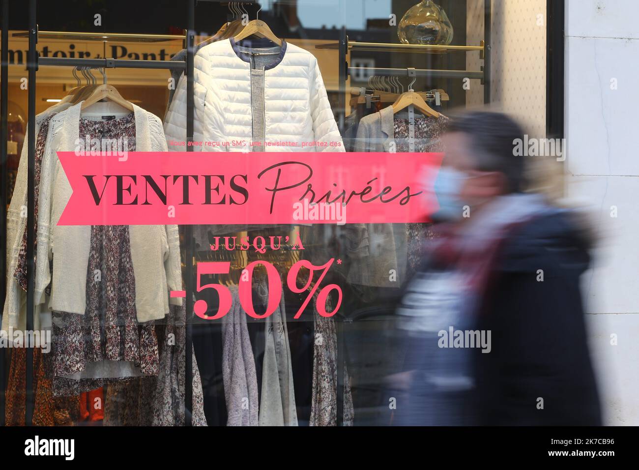 ©PHOTOPQR/LE COURRIER PICARD/Fred HASLIN ; Amiens ; 28/12/2020 ; 28/12/20 Commerce Les magasins debutent les ventes privées Plus tot que prevu de peur d'un reconfinement en janvier Photo Fred HASLIN - 2020/12/28. I negozi iniziano a "vendite private" prima del previsto per paura di un nuovo blocco a gennaio Foto Stock