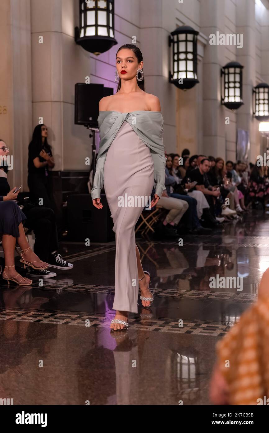 Melbourne, Australia, 16 ottobre 2022. Un modello che indossa un abito del designer Bianca Spender cammina sulla pista durante la notte di chiusura della Melbourne Fashion Week con un glamourously posto sotto l'impressionante, grande cupola a 333 Collins, le colonne di granito, Archi decorativi ed elaborati elementi in ferro battuto sono stati lo sfondo di una vetrina di alta moda australiana, Melbourne Australia. Credit: Michael Currie/Speed Media/Alamy Live News Foto Stock