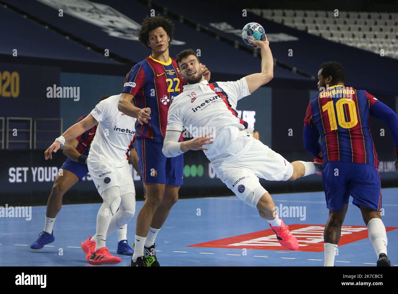 ©Laurent Lairys/MAXPPP - Nedim Remili di Parigi Saint Germain durante la EHF Champions League 2020, finale quattro partite semifinali di pallamano tra FC Barcelona e Parigi Saint-Germain il 28 dicembre 2020 alla Lanxess Arena di Koln, Germania - Foto Laurent Lairys / MAXPPP Foto Stock