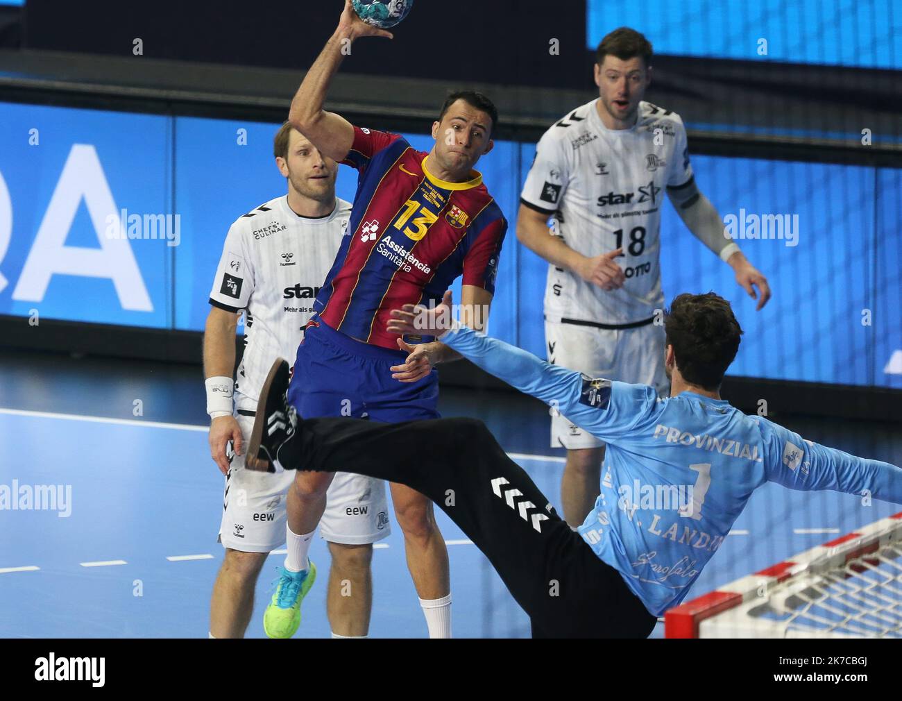 ©Laurent Lairys/MAXPPP - Aitor Arino Bengoechea del FC Barcelone durante la EHF Champions League, finale quattro, finale partita di pallamano tra THW Kiel e FC Barcellona il 29 dicembre 2020 alla Lanxess Arena di Koln, Germania - Foto Laurent Lairys / MAXPPP Foto Stock