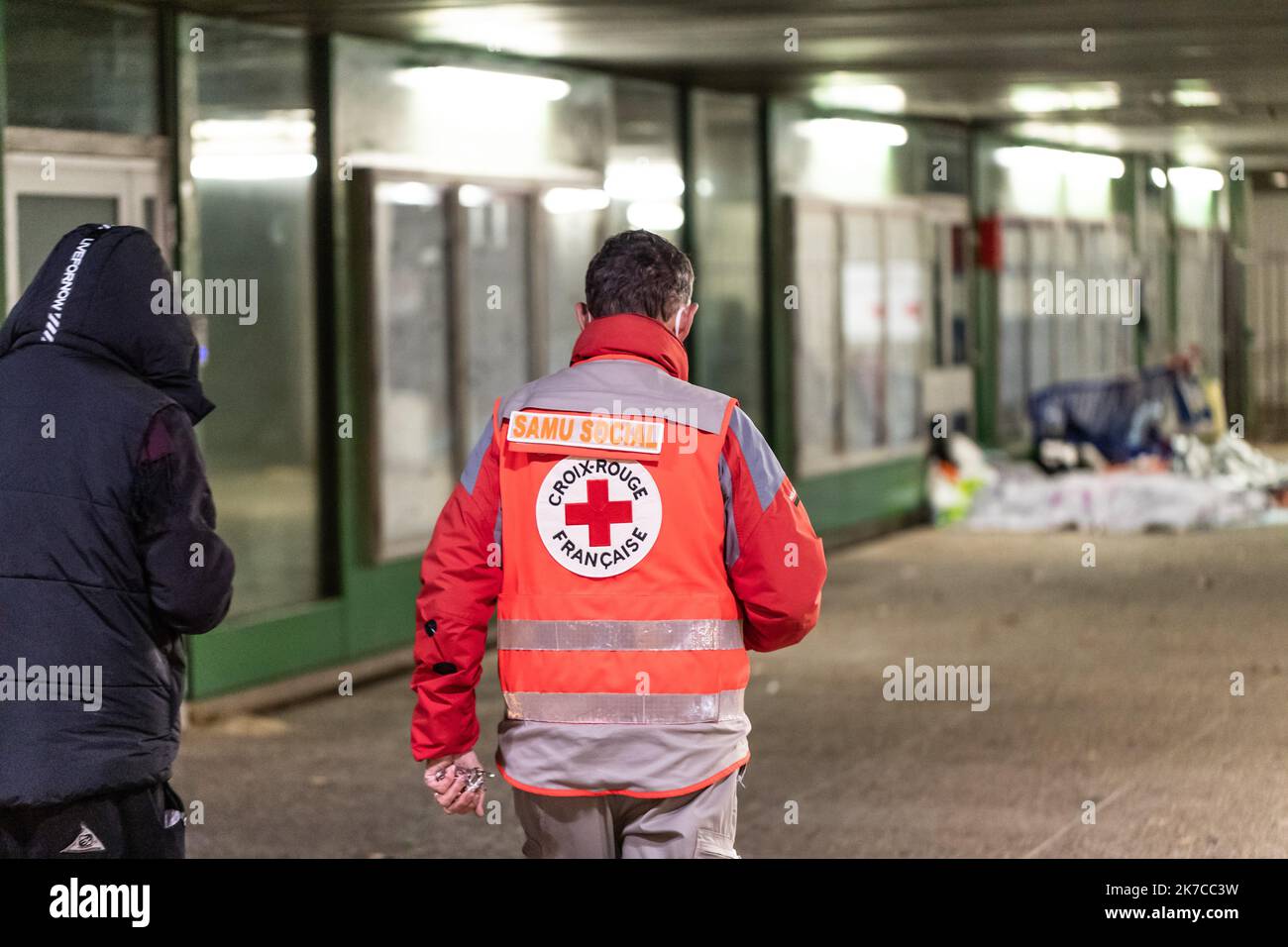 ©Nicolas Beaumont / le Pictorium/MAXPPP - Nicolas Beaumont / le Pictorium - 30/12/2020 - Francia / Auvergne-Rodano-Alpi / Lione - un benevole de la Croix-Rouge francaise en maraude ecoute une personne sans-abris. / 30/12/2020 - Francia / Auvergne-Rodano-Alpi / Lione - Una maraudente Croce Rossa francese volontario ascolta una persona senza casa. Foto Stock