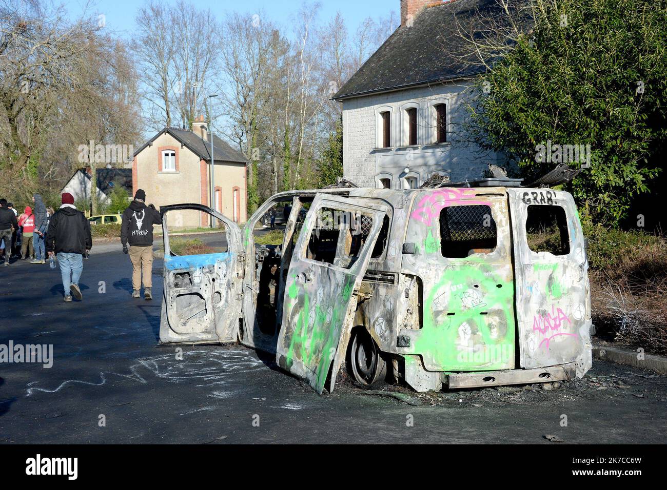 ©PHOTOPQR/OUEST FRANCE/Marc OLLIVIER ; Courbouton ; 31/12/2020 ; un véhicule de gendarmerie incendié hier soir près de la rave party à Lieuron. CE vendredi 1er janvier 2021, après-midi, environ 2 500 personnes, selon la préfecture, sont toujours réunis dans des hangars désaffectés à Courbouton près de Lieuron (Ille-et-Vilaine) pour une rave party sauvage. Courbouton (in Bretagna); 12/31/2020; centinaia di festeggiatori si sono riuniti a sud di Rennes questo giovedì sera, durante una festa rave per la vigilia di Capodanno il 31 dicembre 2020. Questo tipo di partito è stato severamente vietato a causa del coprifuoco dovuto il lui Foto Stock