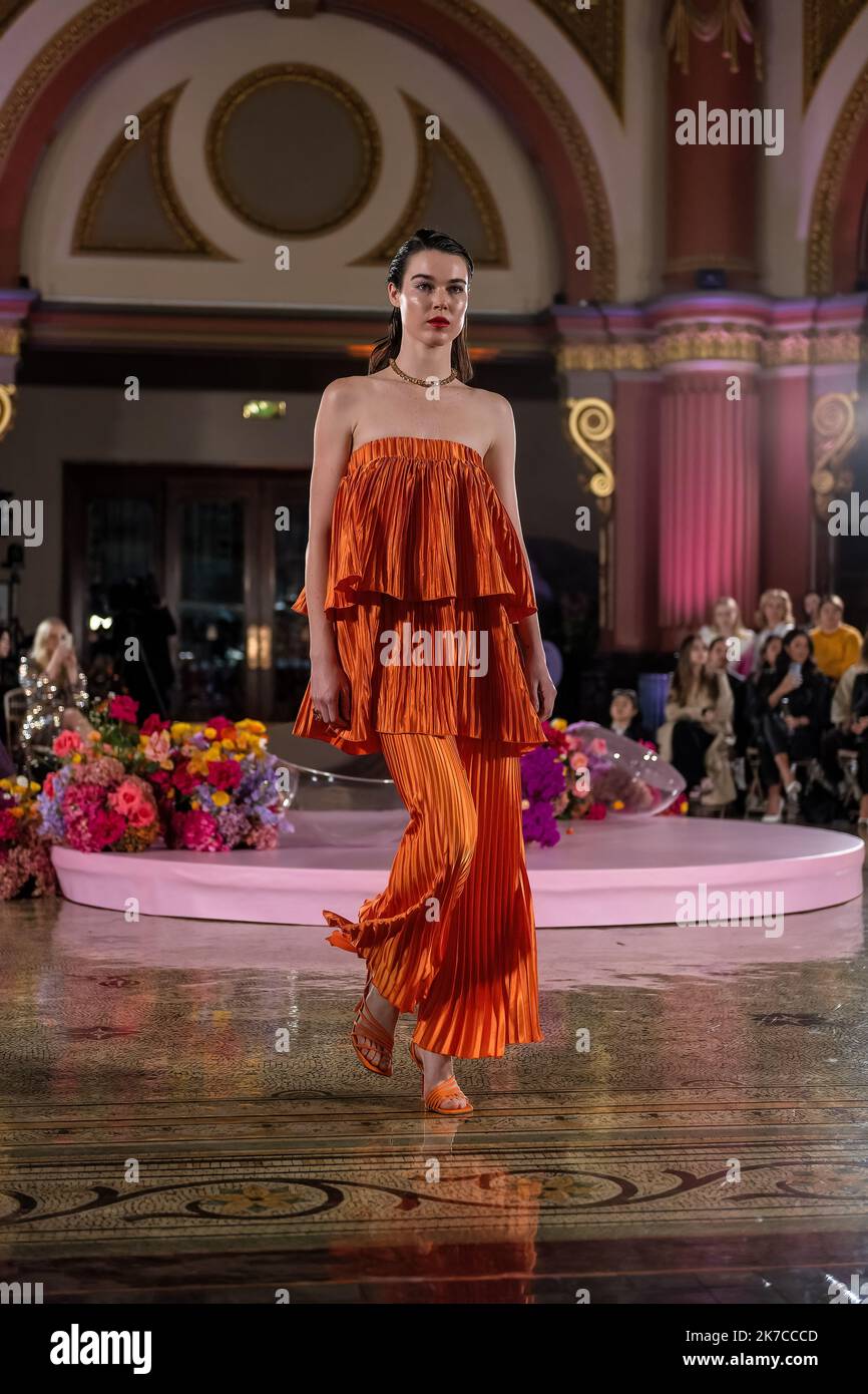 Melbourne, Australia, 16 ottobre 2022. Un modello che indossa un abito del designer l’IDÉE cammina sulla pista durante la notte di chiusura della Melbourne Fashion Week con un glamourously posto sotto l’imponente e grande cupola del 333 Collins, le colonne di granito, Archi decorativi ed elaborati elementi in ferro battuto sono stati lo sfondo di una vetrina di alta moda australiana, Melbourne Australia. Credit: Michael Currie/Speed Media/Alamy Live News Foto Stock