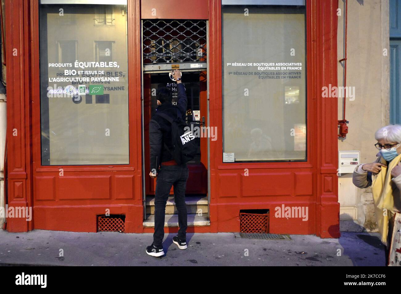 ©PHOTOPQR/L'EST REPUBLICAIN/ALEXANDRE MARCHI ; NANCY ; 02/01/2021 ; SOCIETE - COUVRE FEU 18 HEURES - EPIDEMIE CORONAVIRUS - COVID 19 - CENTRE VILLE. Nancy 2 janvier 2021. Il est 17h30 ce commerce baisse son rideau avant le couvre-feu de 18 heures. FOTO Alexandre MARCHI. - Francia, 2nd 2021 gennaio - le zone rosse di Covid-19 hanno un nuovo coprifuoco a 6pm (invece DI 8pm) in 15 dipartimenti per 6 milioni di francesi Foto Stock