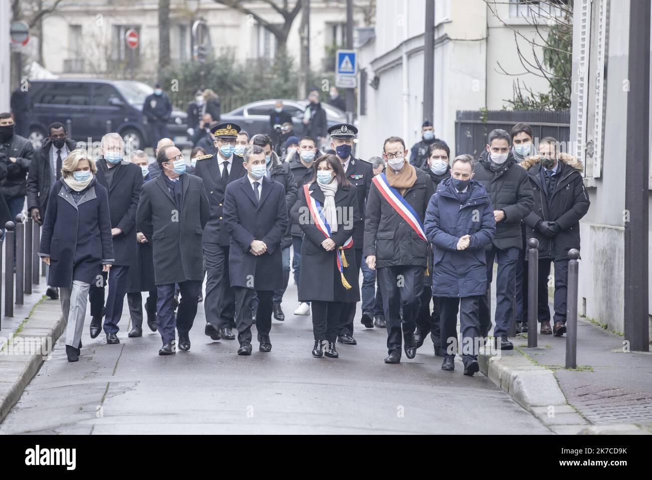 07/01/2021 - Francia / Parigi. @ Pool/ Pierre VASSAL/Maxppp Valerie Pecresse, presidente della regione Ile-de-France, Francois Hollande, ancien president de la Republique, Gerald Darmanin, ministre de l'interieur, Anne Hidalgo, Maire de Paris, Francois Vauglin, Maire du 11e circondario de Paris, et Emmanuel Gregoire, 1er adjoint a la mairie de Paris se risent a la Ceremonie en hommage aux victimes de l'attaque contre la redaction du journal satirique Charlie Hebdo. Tributo il 7 gennaio 2021 a Parigi si estenuato al di fuori degli ex uffici di Charlie Hebdo, durante una cerimonia che segna il sesto anniversario Foto Stock