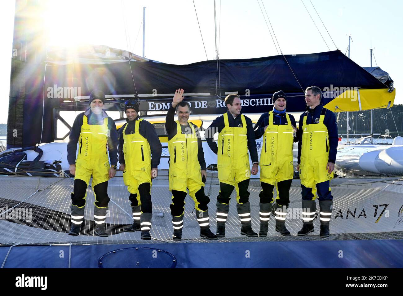 ©PHOTOPQR/OUEST FRANCE/Thierry Creux ; Lorient ; 09/01/2021 ; Lorient . Morbihan . Départ du trimaran géant Gitana 17 Edmond de Rothschild pour le Trophée Jules Verne . Les Six Marins posent pour la photo d'équipe avant l'envol . L'équipage: Franck Cammas, Charles Caudrelier, David Boileau, Morgan Lagravière, Erwan Israël et Yann Riou Skipper Franck Cammas, skipper del multiscafo 'Maxi Edmond de Rothschild', lascia il porto di Lorient, il 9 gennaio 2021, all'inizio del suo tentativo al Trofeo Jules Verne. Foto Stock