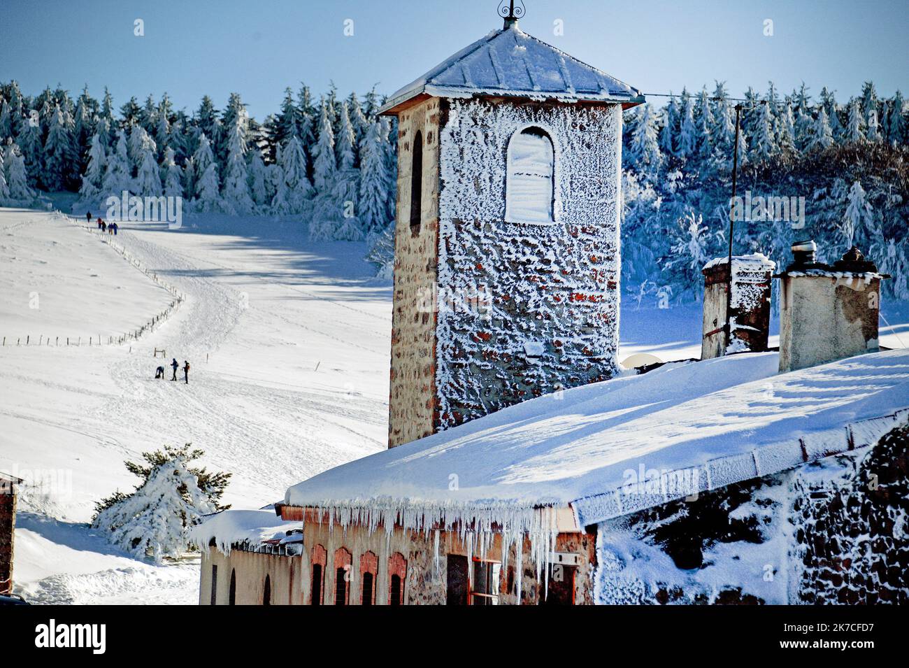 ©PHOTOPQR/LE PROGRES/Richard MOUILLAUD - le Bessat 19/01/2021 - le 21/01/2021 Neige à la Jasserie dans le parc du Pilat près du Bessat -Neige à la Jasserie dans le parc du Pilat près du Bessat la Jasserie du Pilat : Auberge du Pilat la Jasserie du Pilat la Jasserie du Pilat e st une Auberge du Mont Pilat, perchée à 1310 mètres d’altitude au pied du Crêt de la Perdrix, punto culminante du Pilat à 1434 mètres d’altitude. Le Restaurant est situé entre les communes du Bessat et de la Valla en Gier. 2021/01/21. Nevicate abbondanti in Francia. Foto Stock