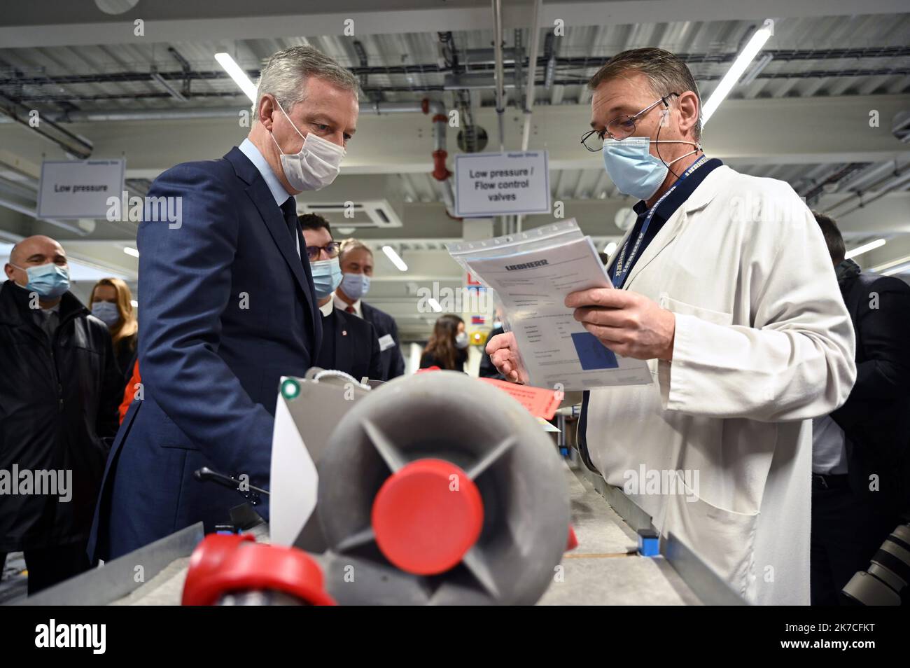 ©DENISE ROSSANO/MAXPPP - en visite chez Liebherr-Aerospace à Toulouse (Aucanville) où il a rencontré les acteurs de la filière aéronautique touchés par la crise sanitaire, le ministre de l'Economie Bruno Lemaire a promis que 'tout serie fait pour sauver la filique aéronière' aéronautique. Il ministro francese dell'Economia Bruno Lemaire si è recato a Tolosa il 22 gennaio 2021 a Liebherr-Aerospace Foto Stock