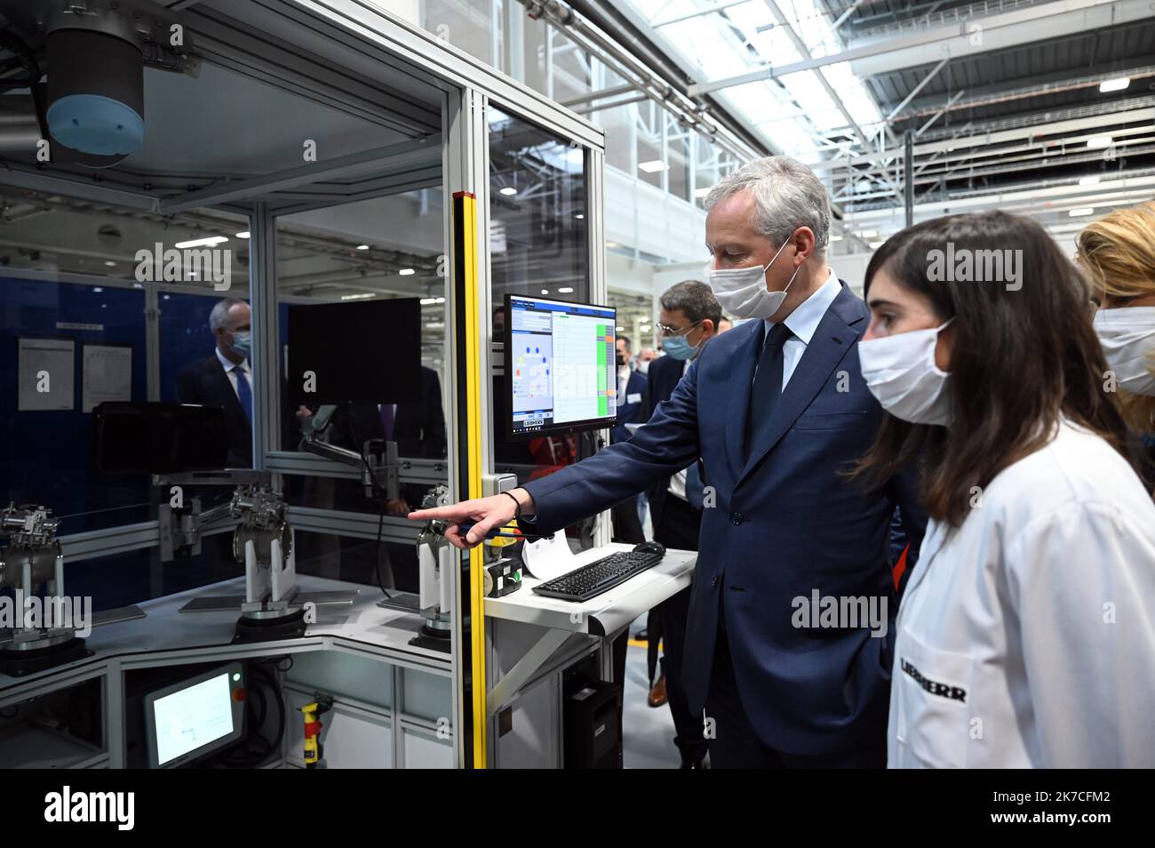 ©DENISE ROSSANO/MAXPPP - en visite chez Liebherr-Aerospace à Toulouse (Aucanville) où il a rencontré les acteurs de la filière aéronautique touchés par la crise sanitaire, le ministre de l'Economie Bruno Lemaire a promis que 'tout serie fait pour sauver la filique aéronière' aéronautique. Il ministro francese dell'Economia Bruno Lemaire si è recato a Tolosa il 22 gennaio 2021 a Liebherr-Aerospace Foto Stock