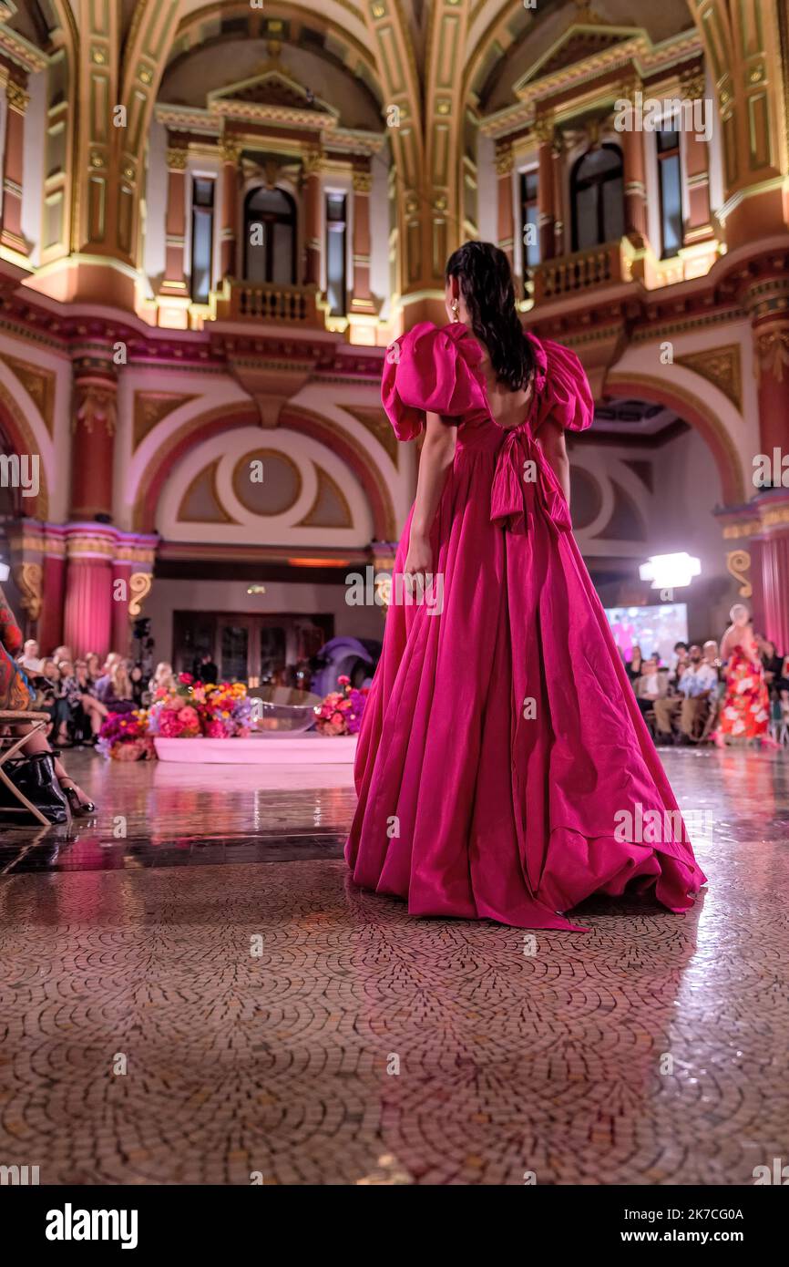 Melbourne, Australia, 16 ottobre 2022. Un modello che indossa un vestito del designer Aje cammina sulla pista durante la notte di chiusura della Melbourne Fashion Week con un glamourously posto sotto l'impressionante, grande cupola a 333 Collins, le colonne di granito, Archi decorativi ed elaborati elementi in ferro battuto sono stati lo sfondo di una vetrina di alta moda australiana, Melbourne Australia. Credit: Michael Currie/Speed Media/Alamy Live News Foto Stock