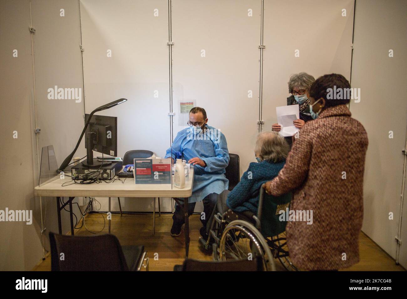 ©Sadak Souici / le Pictorium/MAXPPP - Sadak Souici / le Pictorium - 22/01/2021 - Francia / Ile-de-France / Parigi 11 - un medecin verifie si le patient ne souffre d'aucune contre-indication a la vaccination. / 22/01/2021 - Francia / Ile-de-France (regione) / Parigi 11th distretto (11th ° arrondissement di Parigi) - Un medico verifica se il paziente ha controindicazioni alla vaccinazione. Foto Stock