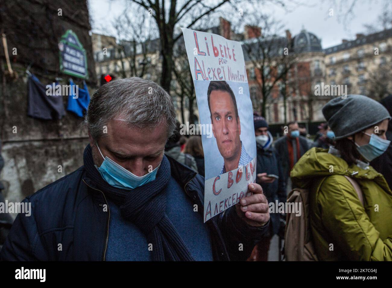 ©Sadak Souici / le Pictorium/MAXPPP - Sadak Souici / le Pictorium - 23/01/2021 - Francia / Ile-de-France / Parigi 8 - Quelques dizaines de personnes se sont radembles au Trocadero pour demander la Liberation d'Alexei Navalny. Les manifestants avaient des pancartes -Free Navalny- et aussi des brosses a WC brandes par des manifestants en reference a l'enquete publiee par Navalny sur YouTube. / 23/01/2021 - Francia / Ile-de-France (regione) / Parigi 8th (8th° arrondissement di Parigi) - Una dozzina di persone si sono riunite al Trocadero per chiedere la liberazione di Alexei Navalny. I dimostranti avevano cartelli Foto Stock