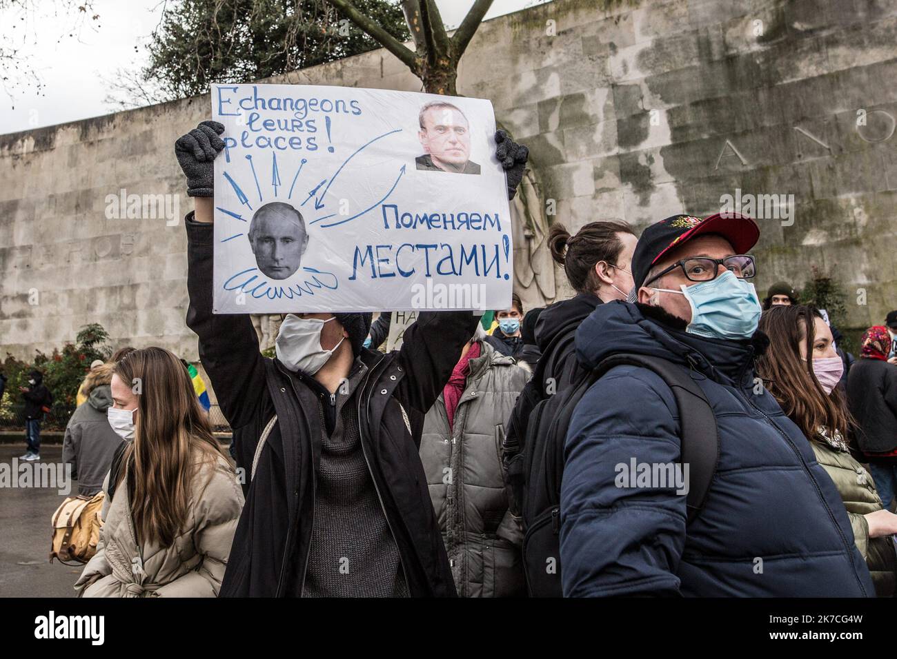 ©Sadak Souici / le Pictorium/MAXPPP - Sadak Souici / le Pictorium - 23/01/2021 - Francia / Ile-de-France / Parigi 8 - Quelques dizaines de personnes se sont radembles au Trocadero pour demander la Liberation d'Alexei Navalny. Les manifestants avaient des pancartes -Free Navalny- et aussi des brosses a WC brandes par des manifestants en reference a l'enquete publiee par Navalny sur YouTube. / 23/01/2021 - Francia / Ile-de-France (regione) / Parigi 8th (8th° arrondissement di Parigi) - Una dozzina di persone si sono riunite al Trocadero per chiedere la liberazione di Alexei Navalny. I dimostranti avevano cartelli Foto Stock