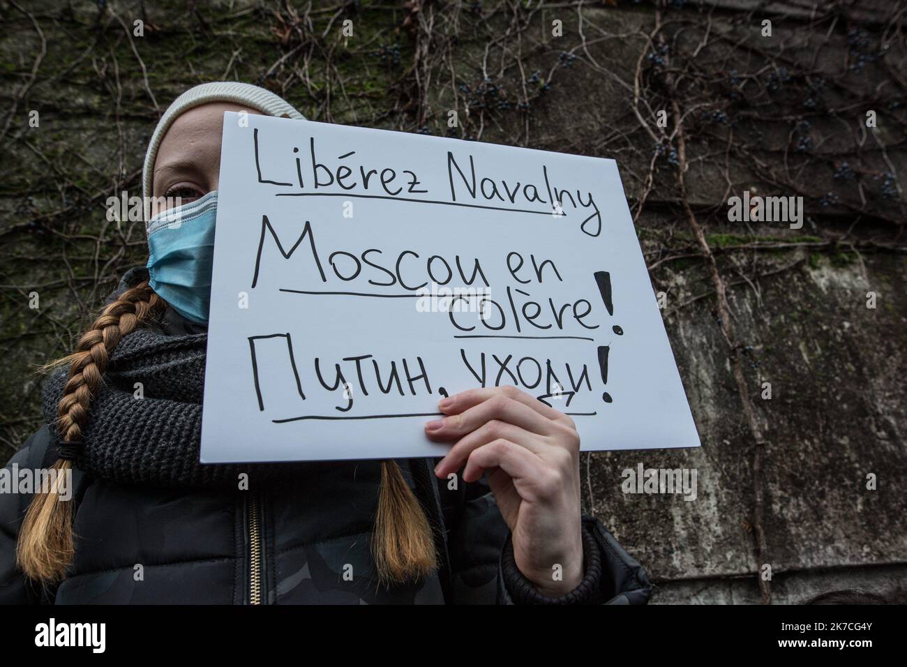 ©Sadak Souici / le Pictorium/MAXPPP - Sadak Souici / le Pictorium - 23/01/2021 - Francia / Ile-de-France / Parigi 8 - Quelques dizaines de personnes se sont radembles au Trocadero pour demander la Liberation d'Alexei Navalny. Les manifestants avaient des pancartes -Free Navalny- et aussi des brosses a WC brandes par des manifestants en reference a l'enquete publiee par Navalny sur YouTube. / 23/01/2021 - Francia / Ile-de-France (regione) / Parigi 8th (8th° arrondissement di Parigi) - Una dozzina di persone si sono riunite al Trocadero per chiedere la liberazione di Alexei Navalny. I dimostranti avevano cartelli Foto Stock