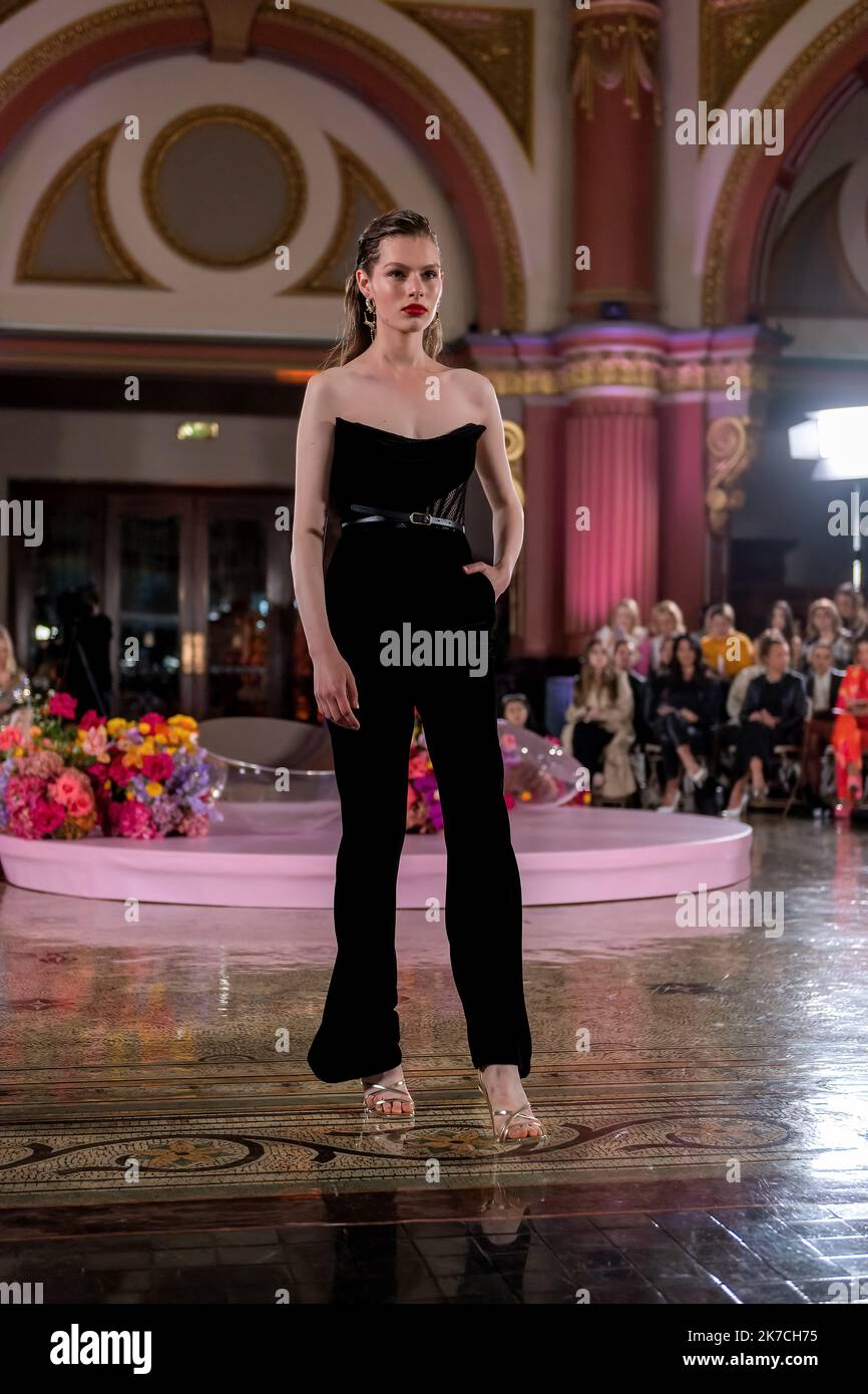 Melbourne, Australia, 16 ottobre 2022. Un modello indossato da un abito del designer LEO LIN cammina sulla pista durante la notte di chiusura della Melbourne Fashion Week con un glamourously posto sotto l'impressionante, grande cupola a 333 Collins, le colonne di granito, Archi decorativi ed elaborati elementi in ferro battuto sono stati lo sfondo di una vetrina di alta moda australiana, Melbourne Australia. Credit: Michael Currie/Speed Media/Alamy Live News Foto Stock