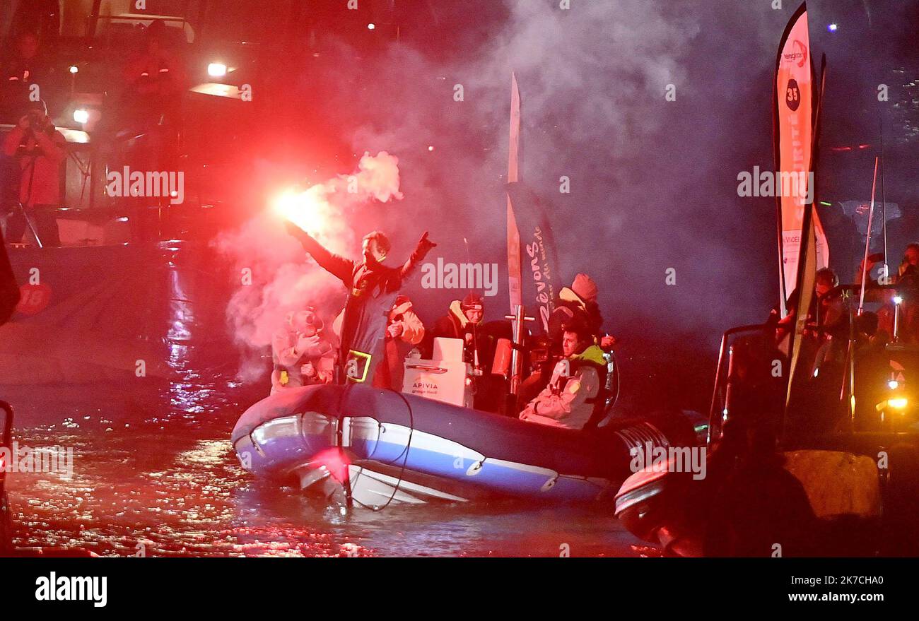 ©PHOTOPQR/OUEST FRANCE/Jerome Fouquet ; LES SABLES DOLONNE ; 27/01/2021 ; Vandea Globe. Arrivée aux Sables d'Olonne de Charlie Dalin sur Apivia. L'arrivo della Vandea Globe 2020-2021, edizione 9th della corsa da solista non-stop round the World yacht, il 27th 2021 gennaio a Les Sables-d'Olonne, Francia Foto Stock