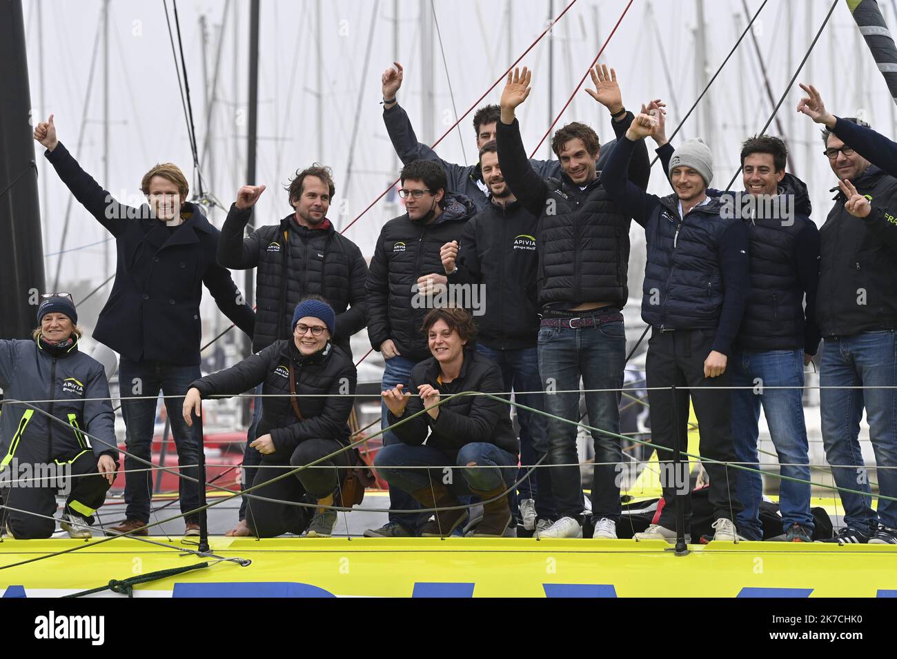 ©PHOTOPQR/OUEST FRANCE/Thomas Brégardis ; Les Sables d'Olonne ; 28/01/2021 ; Vendée-Globe 2020-2021 Charlie Dalin, et son équipe Photo: Thomas Brégardis / Ouest-France - arrivo di Boris Herrmann / Vandea Globe Jan 28 2021 Foto Stock