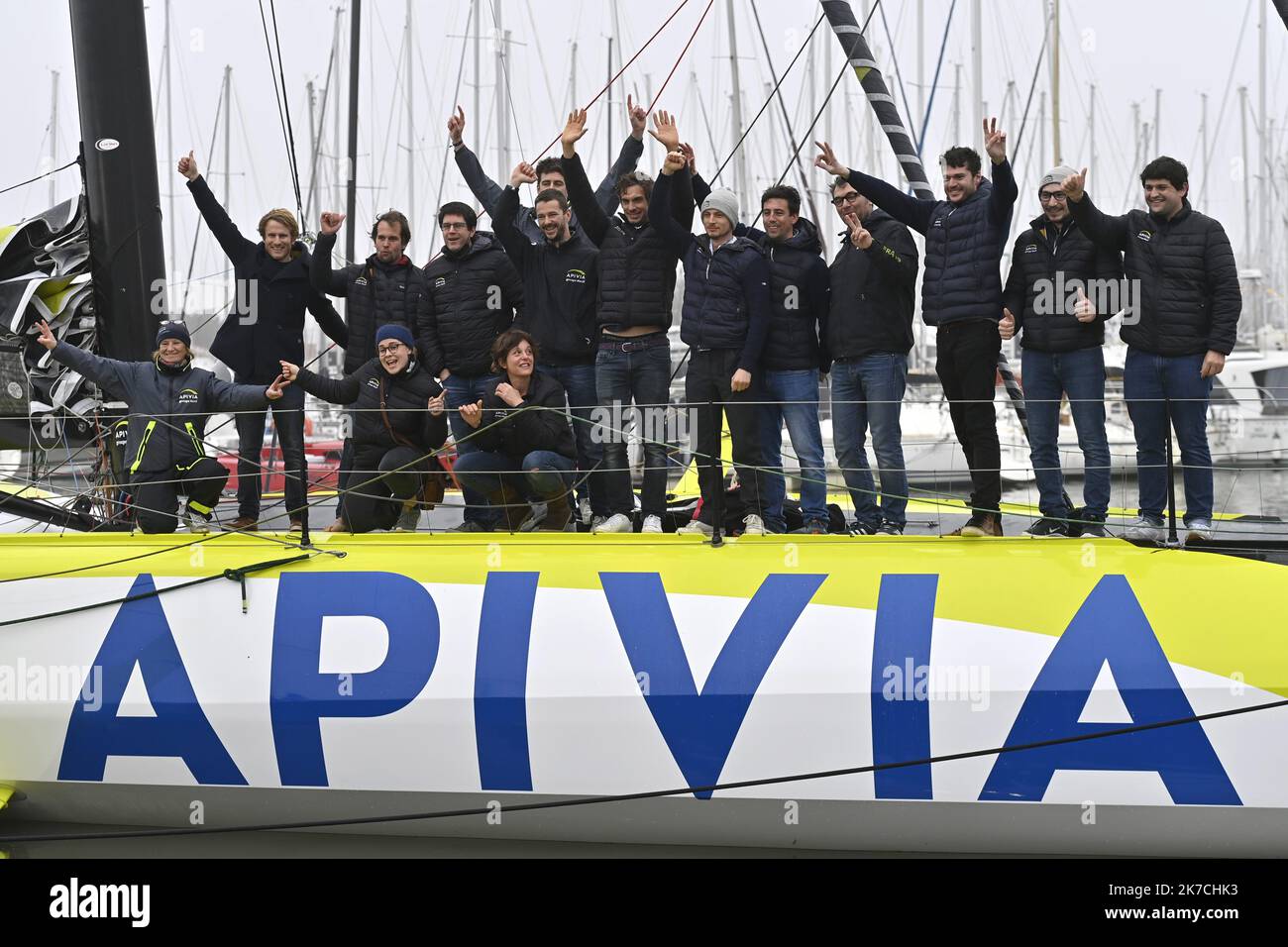 ©PHOTOPQR/OUEST FRANCE/Thomas Brégardis ; Les Sables d'Olonne ; 28/01/2021 ; Vendée-Globe 2020-2021 Charlie Dalin, et son équipe Photo: Thomas Brégardis / Ouest-France - arrivo di Boris Herrmann / Vandea Globe Jan 28 2021 Foto Stock