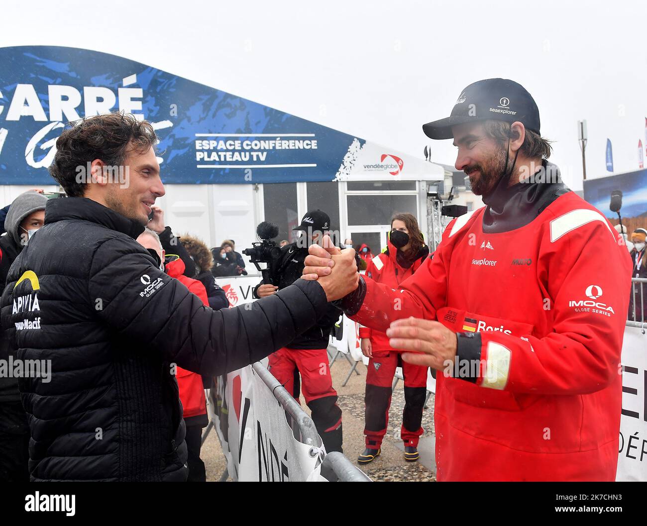 Â-PHOTOPQR/OUEST FRANCE/JoÃ«VendÃ le Gall ; Les sables d'Olonne ; 28/01/2021 ; arrivÃ Ã VendÃ de l'©ition du Globe 2020 - 2021 l'Allemand Boris Herrmann arriva aux Sables ici avec Charlie Dalin - la nona edizione del Globe. Foto Stock