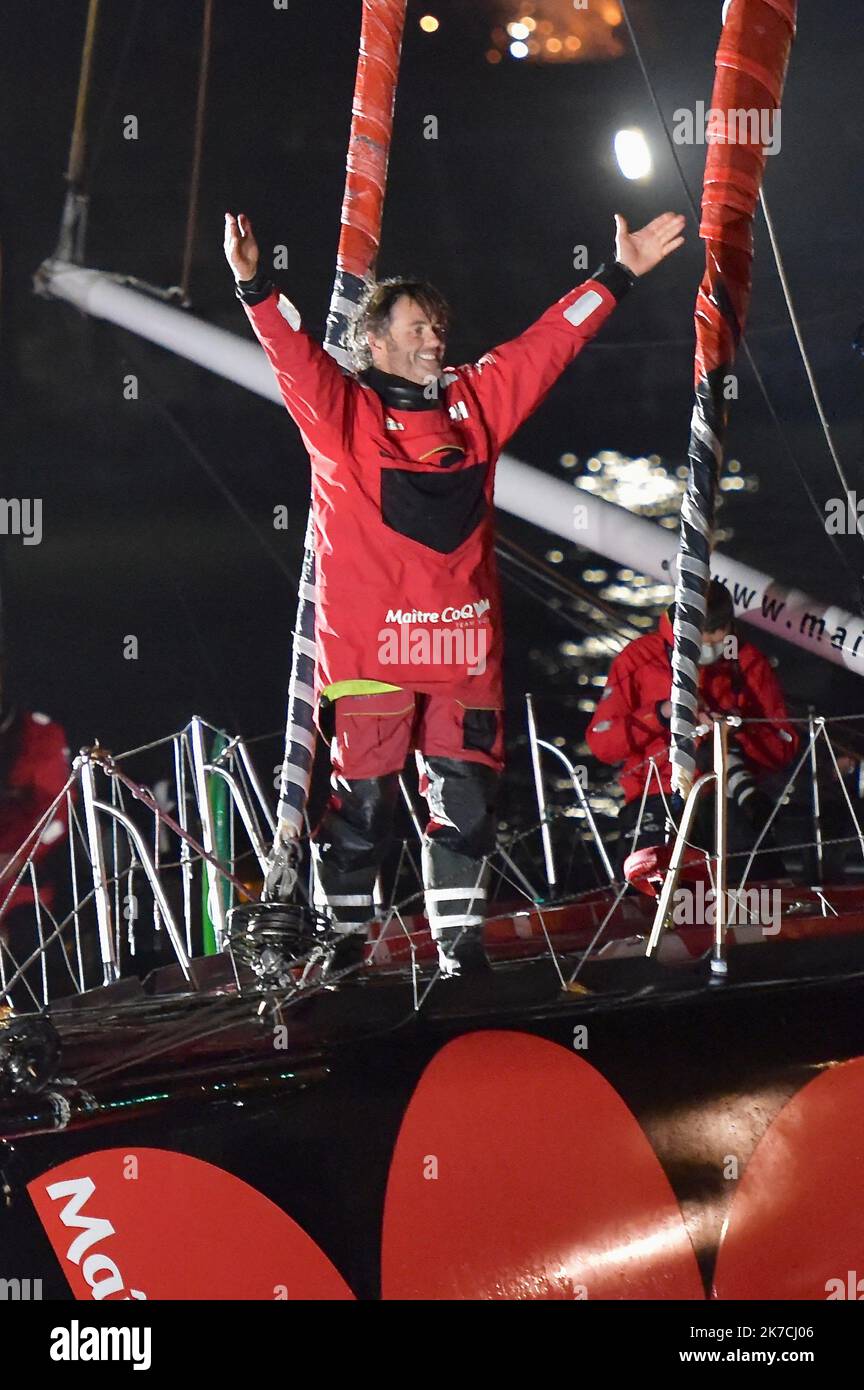 ©franck castel/MAXPPP - Vendee Globe Dalin à jamais Premier aux Sables... Bestaven Grand vainqueur... C'est l'heure du Grand final aux Sables d'Olonne Yannick Bestaven a gagne le Vendee Globe 2020 21 grace aux compensations liees au sauvetage de Kevin Escoffier Charlie Dalin a franchi la ligne d'Arrivée le Premier, En 80j 6h 15min et 47 secondesdepuis le 8 novembre dernie APIVIA Vendee Globe 2020 la seule course a la voile autour du monde en solitaire, sans escale. le 27 janvier 2021 - 2021/01/28. Arrivo della gara di vela Vendee Globe. Foto Stock