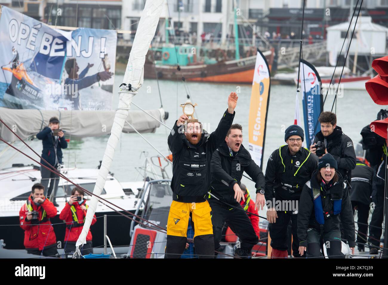 ©PHOTOPQR/OUEST FRANCE/DAVID ADEMAS / OUEST-FRANCE ; LES SABLES D OLONNE ; 29/01/2021 ; Benjamin DUTREUX , le skipper Vendéen du bateau OMIA – FAMIGLIA DELL'ACQUA , boulcle son tour du monde en solitaire sans Assistance et sans escale en 81 jours 19 heures , 45 minutes et 20 secondes . Il prend la 9 ème Place du Vendée Globe . ICI sur la photo le 29 janvier 2021 , Lors de son entriée à Port Olona le port de plaisance des Sables d’Olonne . FOTO : DAVID AEMAS / OUEST-FRANCE - la nona edizione del globo della Vandea. Il traguardo della gara di vela solista di Vendee Globe round the World, a Les Sables-d'O. Foto Stock