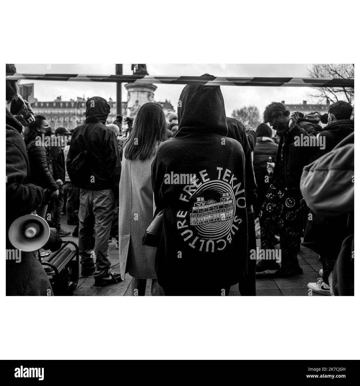 ©Michael Bunel / le Pictorium/MAXPPP - Michael Bunel / le Pictorium - 30/01/2021 - Francia / Ile-de-France / Parigi - une centaine de teuffers profitent de la manifestation sonore du monde de la techno, free party, technivale et de la rave. Plusieurs centaines de personnes ont defile dans les rues de Paris pour protester contre la loi securite globale. A l'arrivee du cortege Place de la republique, des membres de la communaute techno et raver avaient organizzare une manifestazione sonore avec l installation d'un sound system. La manifestazione a ete disperse par la force par la poliziotto a l'aide notamm Foto Stock