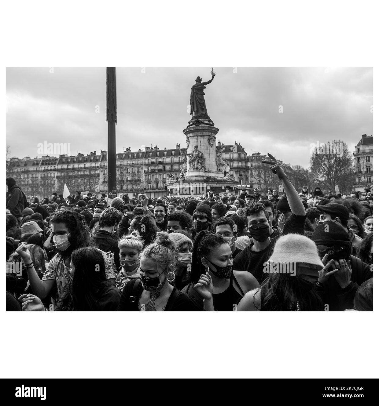 ©Michael Bunel / le Pictorium/MAXPPP - Michael Bunel / le Pictorium - 30/01/2021 - Francia / Ile-de-France / Parigi - une centaine de teuffers profitent de la manifestation sonore du monde de la techno, free party, technivale et de la rave. Plusieurs centaines de personnes ont defile dans les rues de Paris pour protester contre la loi securite globale. A l'arrivee du cortege Place de la republique, des membres de la communaute techno et raver avaient organizzare une manifestazione sonore avec l installation d'un sound system. La manifestazione a ete disperse par la force par la poliziotto a l'aide notamm Foto Stock