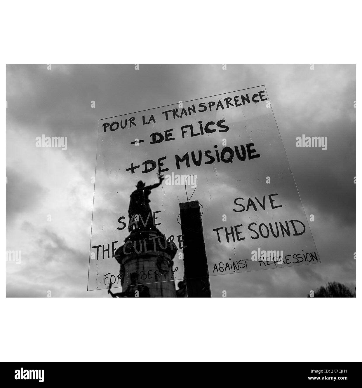 ©Michael Bunel / le Pictorium/MAXPPP - Michael Bunel / le Pictorium - 30/01/2021 - Francia / Ile-de-France / Parigi - Plusieurs centaines de personnes ont defile dans les rues de Paris pour protester contre la loi securite globale. A l'arrivee du cortege Place de la republique, des membres de la communaute techno et raver avaient organizzare une manifestazione sonore avec l installation d'un sound system. La manifestazione a ete disperse par la force par la police a l'aide notamment de camion a eau. 30 gennaio 2021. Parigi, Francia. / 30/01/2021 - Francia / Ile-de-France (region) / Parigi - qualche centesimo Foto Stock