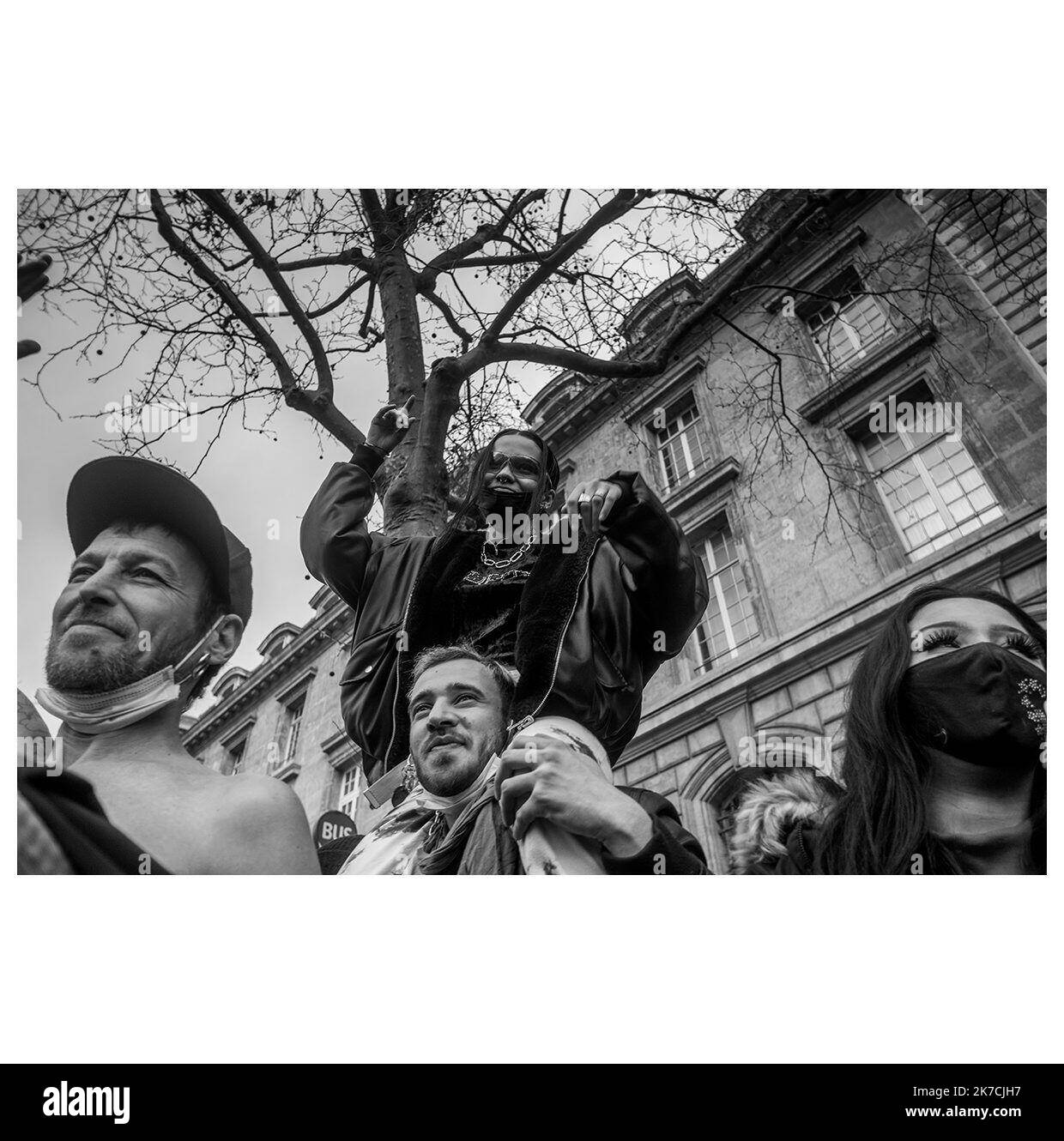 ©Michael Bunel / le Pictorium/MAXPPP - Michael Bunel / le Pictorium - 30/01/2021 - Francia / Ile-de-France / Parigi - une centaine de teuffers profitent de la manifestation sonore du monde de la techno, free party, technivale et de la rave. Plusieurs centaines de personnes ont defile dans les rues de Paris pour protester contre la loi securite globale. A l'arrivee du cortege Place de la republique, des membres de la communaute techno et raver avaient organizzare une manifestazione sonore avec l installation d'un sound system. La manifestazione a ete disperse par la force par la poliziotto a l'aide notamm Foto Stock