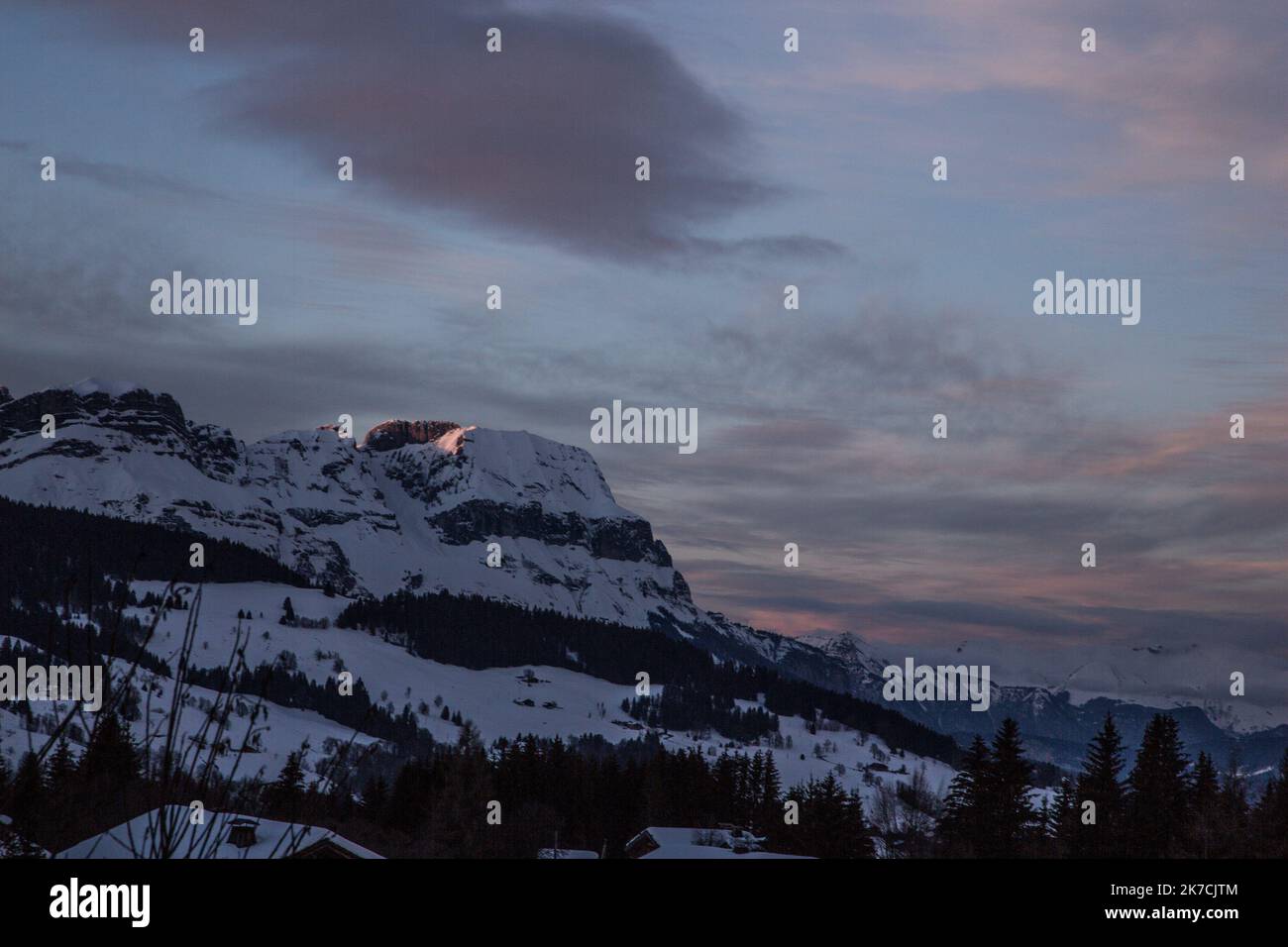 ©Sadak Souici / le Pictorium/MAXPPP - Sadak Souici / le Pictorium - 31/01/2021 - Francia / Haute-Savoie / Megeve - la chaine des Aravis est une chaine de montagnes situee dans les Prealpes a cheval entre la Haute-Savoie et la Savoie. Son Plus haut sommet est la pointe Percee que se partagent les communes du Grand-Bornand, de Sallanches et du Reposoir / 31/01/2021 - Francia / alta Savoia (dipartimento francese) / Megeve - l'Aravis è una catena montuosa situata nelle Prealpi a cavallo tra l'alta Savoia e Savoia. La sua vetta più alta è la Pointe Percee condivisa dai comuni di Grand-Bornand, Sallan Foto Stock