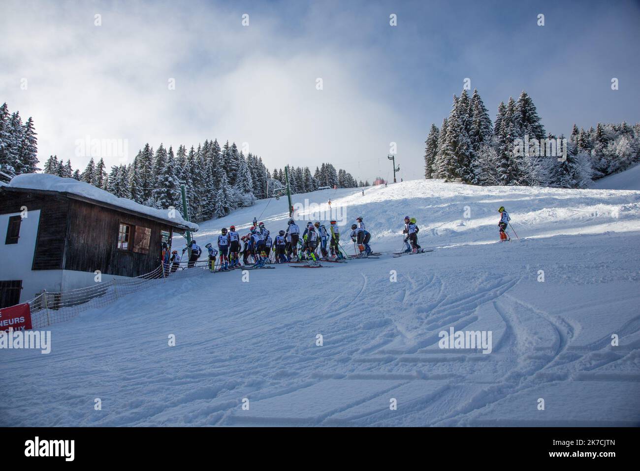 ©Sadak Souici / le Pictorium/MAXPPP - Sadak Souici / le Pictorium - 31/01/2021 - Francia / Haute-Savoie / Megeve - certaintes pistes de ski sont ouvertes pour les skis club de la region. Mecré est une commune francaise situee dans le departement de la Haute-Savoie, en region Auvergne-Rodano-Alpi. Le village est un vero centro urbain situe en altitude, il comprtait 3 043 abitants en 2018, ce qui en fait la trente-deuxieme ville haut-savoyarde. / 31/01/2021 - Francia / alta Savoia (dipartimento francese) / Megeve - alcune piste sono aperte per lo sci club locale. Megeve è un comune francese situato Foto Stock