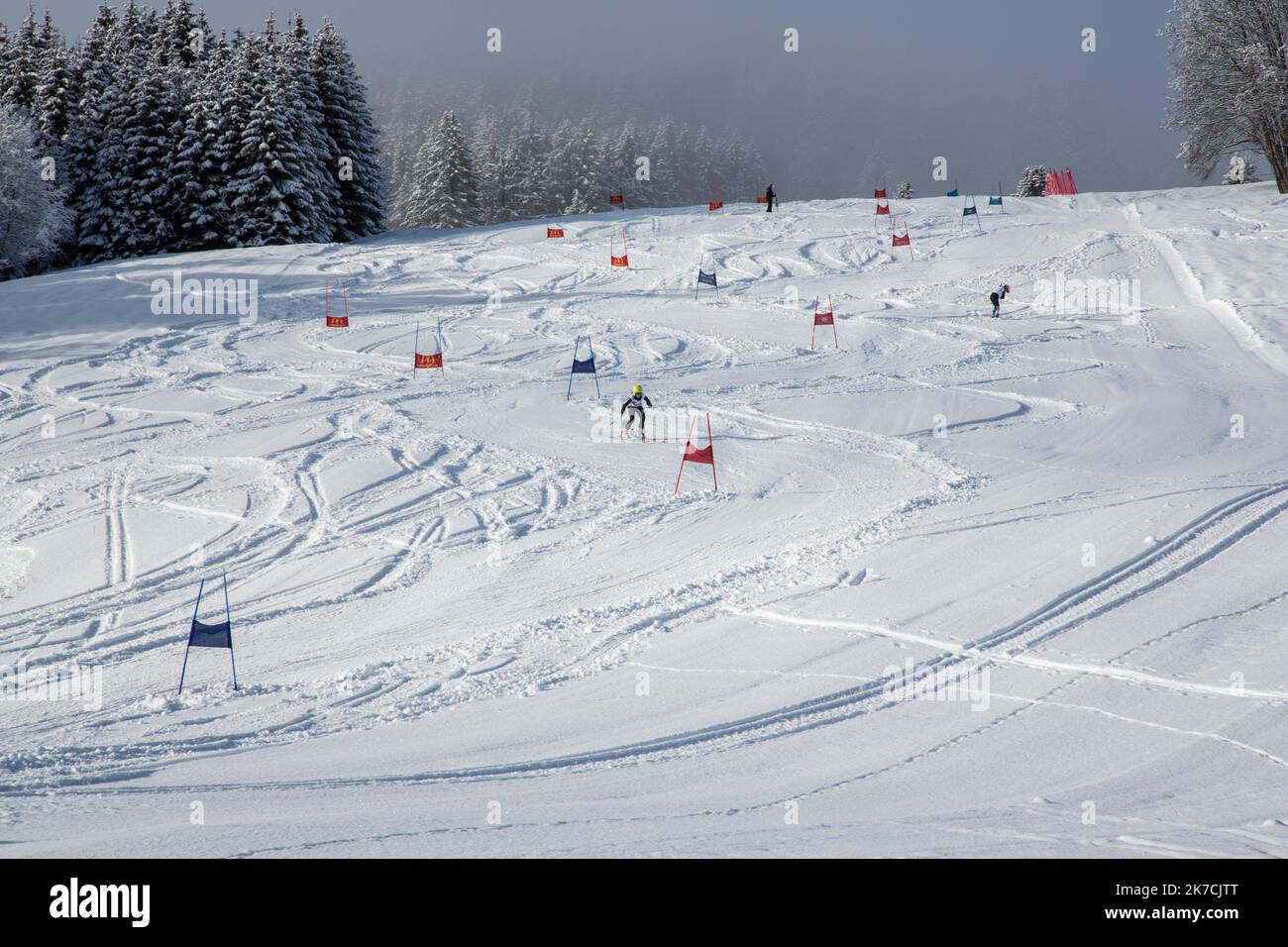 ©Sadak Souici / le Pictorium/MAXPPP - Sadak Souici / le Pictorium - 31/01/2021 - Francia / Haute-Savoie / Megeve - certaintes pistes de ski sont ouvertes pour les skis club de la region. Mecré est une commune francaise situee dans le departement de la Haute-Savoie, en region Auvergne-Rodano-Alpi. Le village est un vero centro urbain situe en altitude, il comprtait 3 043 abitants en 2018, ce qui en fait la trente-deuxieme ville haut-savoyarde. / 31/01/2021 - Francia / alta Savoia (dipartimento francese) / Megeve - alcune piste sono aperte per lo sci club locale. Megeve è un comune francese situato Foto Stock