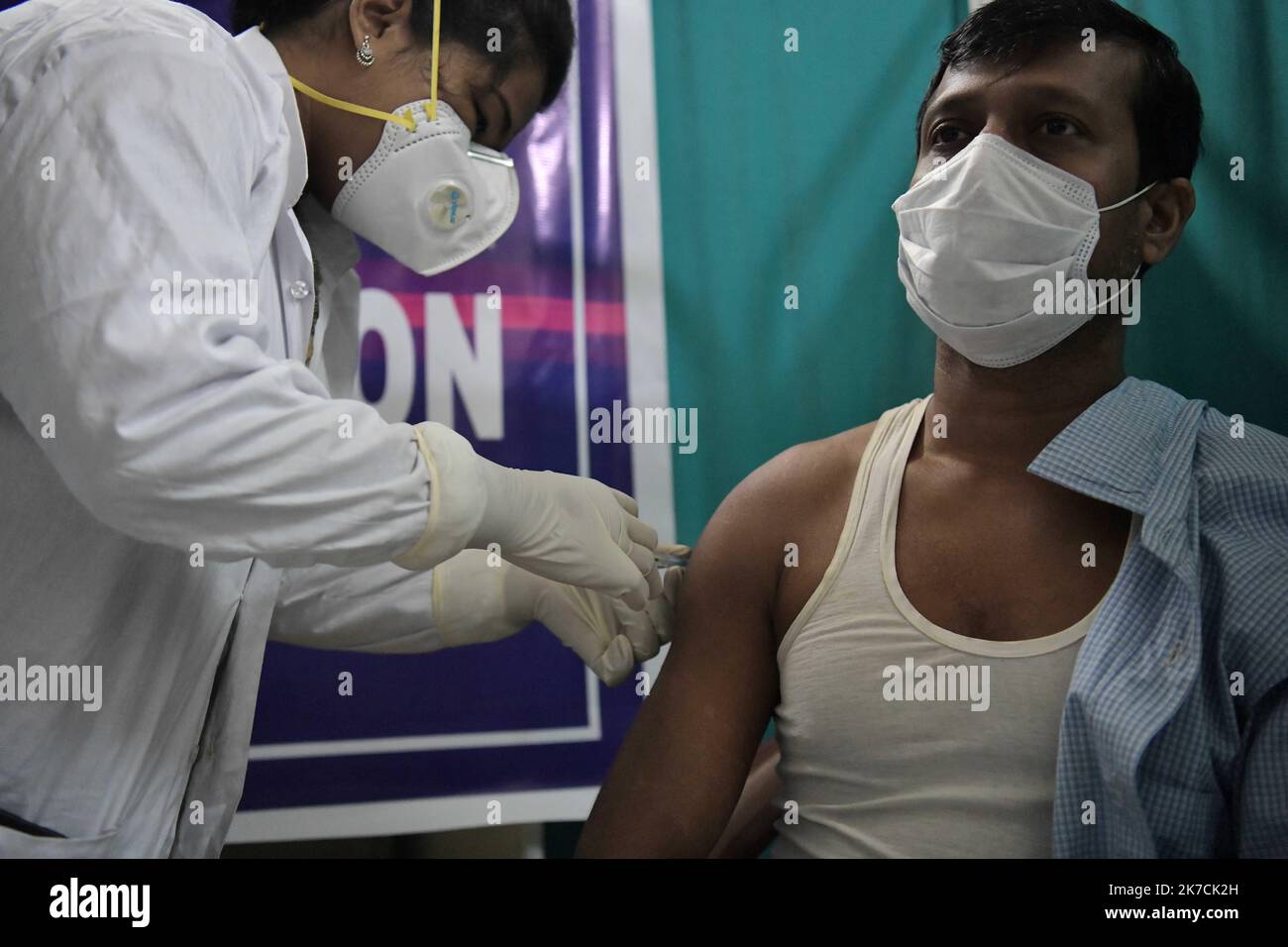 ©Abhisek Saha / le Pictorium/MAXPPP - Abhisek Saha / le Pictorium - 16/01/2021 - Inde / Tripura / Agartala - un administrateur Medical donne la dose de vaccin Covishield a une personne, a l'hopital de la sous-Division de Bishalgarh, a 21 km d'Agartala. / 16/01/2021 - India / Tripura / Agartala - Un amministratore medico sta dando la dose di vaccino Covishield ad una persona, in Bishalgarh Sub-Divisional Hospital, a 21 km da Agartala. Foto Stock