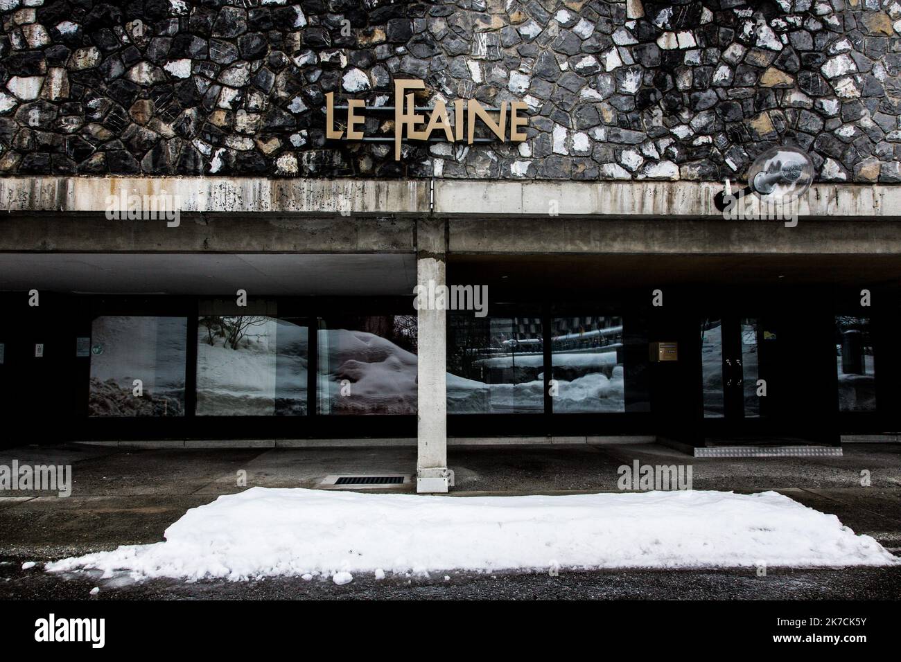 ©Sadak Souici / le Pictorium/MAXPPP - Sadak Souici / le Pictorium - 02/02/2021 - Francia / Haute-Savoie / Flaine - l'hotel le Flaine est un hotel situe a Araches, en France, Construit en 1969 par Marcel Breuer dans le style moderniste (brutalisme).le domaine skiable de Flaine est ferme depuis la pandemie du coronavirus en France. Flaine est une station de sports d'hiver francaise a 2500 m creee en 1968, dans le cadre du Plan Neige 1964. La stazione accueille più d'un million de vacanciers chaque saison d'hiver mais depuis la pandemie du covid-19, elle est videe de ces touristes et ces vacancie Foto Stock