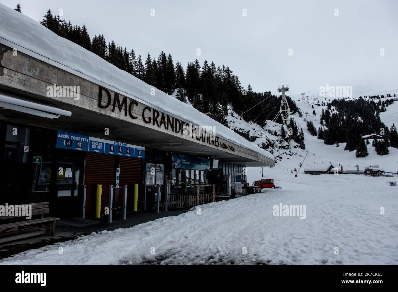 ©Sadak Souici / le Pictorium/MAXPPP - Sadak Souici / le Pictorium - 02/02/2021 - Francia / Haute-Savoie / Flaine - les remontees mecaniques de la station de Flaine sont fermees depuis les restrictions du gouvernement pour lutter contre le covid-19. Flaine est une station de sports d'hiver francaise a 2500 m creee en 1968, dans le cadre du Plan Neige 1964. La stazione accueille più d'un million de vacanciers chaque saison d'hiver mais depuis la pandemie du covid-19, elle est videe de ces touristes et ces vacanciers d'hiver. / 02/02/2021 - Francia / alta Savoia (dipartimento francese) / Flaine - il Foto Stock