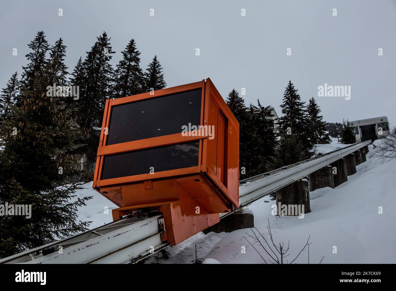 ©Sadak Souici / le Pictorium/MAXPPP - Sadak Souici / le Pictorium - 02/02/2021 - Francia / Haute-Savoie / Flaine - la cabine Orange, projetee par les designers de l'agence de Marcel Breuer a New York, insuffle un mouvement vif et colore a l'ensemble Plus rigoreux du architectural complexe. Flaine est une station de sports d'hiver francaise a 2500 m creee en 1968, dans le cadre du Plan Neige 1964. La stazione accueille più d'un million de vacanciers chaque saison d'hiver mais depuis la pandemie du covid-19, elle est videe de ces touristes et ces vacanciers d'hiver. / 02/02/2021 - Francia / Haut Foto Stock