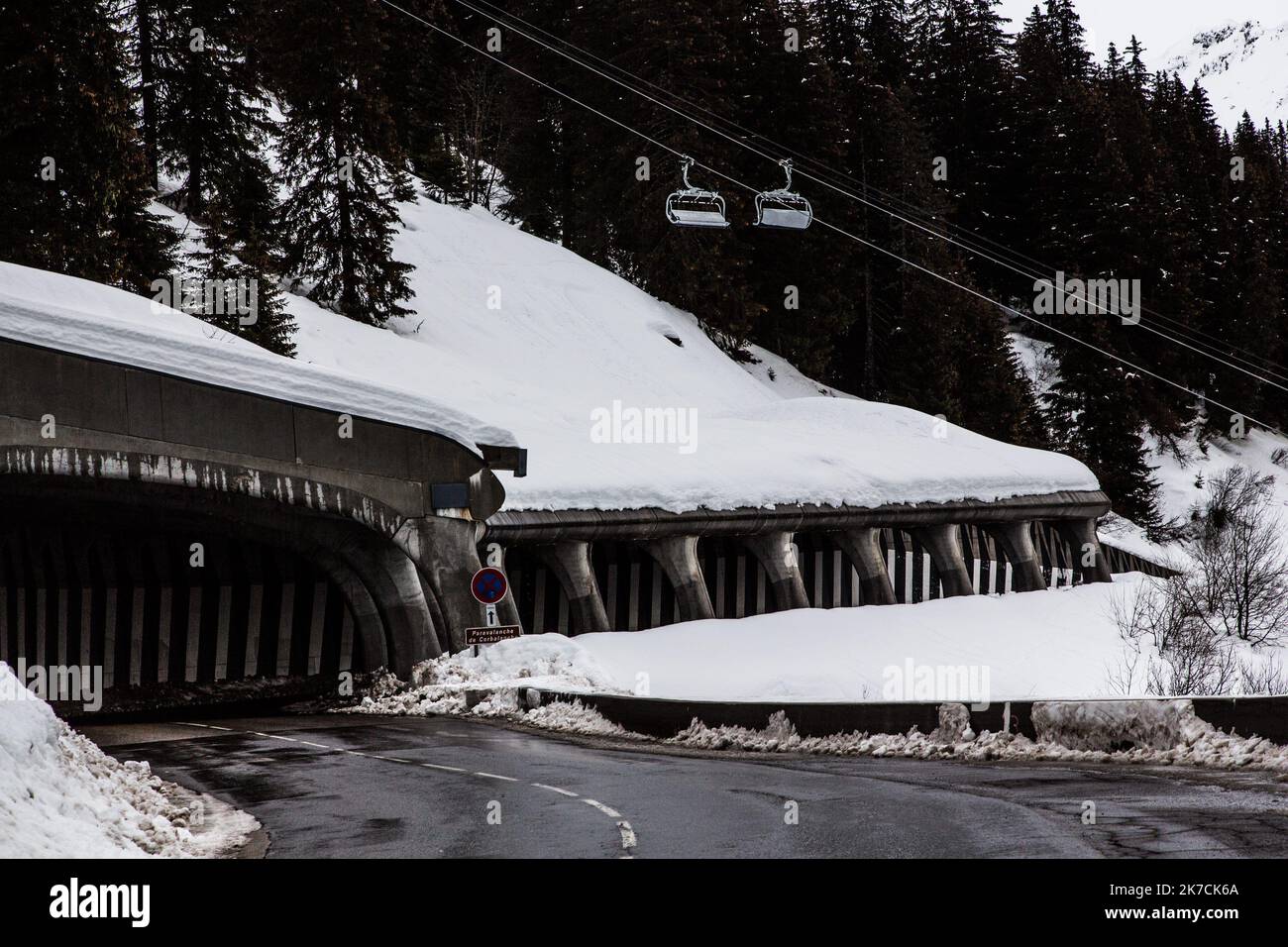 ©Sadak Souici / le Pictorium/MAXPPP - Sadak Souici / le Pictorium - 02/02/2021 - Francia / Haute-Savoie / Flaine - le tunnel de Flaine mene a la station de sports d'hiver du domaine. Flaine est une station de sports d'hiver francaise a 2500 m creee en 1968, dans le cadre du Plan Neige 1964. La stazione accueille più d'un million de vacanciers chaque saison d'hiver mais depuis la pandemie du covid-19, elle est videe de ces touristes et ces vacanciers d'hiver. / 02/02/2021 - Francia / Haute Savoie (dipartimento francese) / Flaine - il tunnel di Flaine porta alla stazione di sport invernali del dominio. Foto Stock