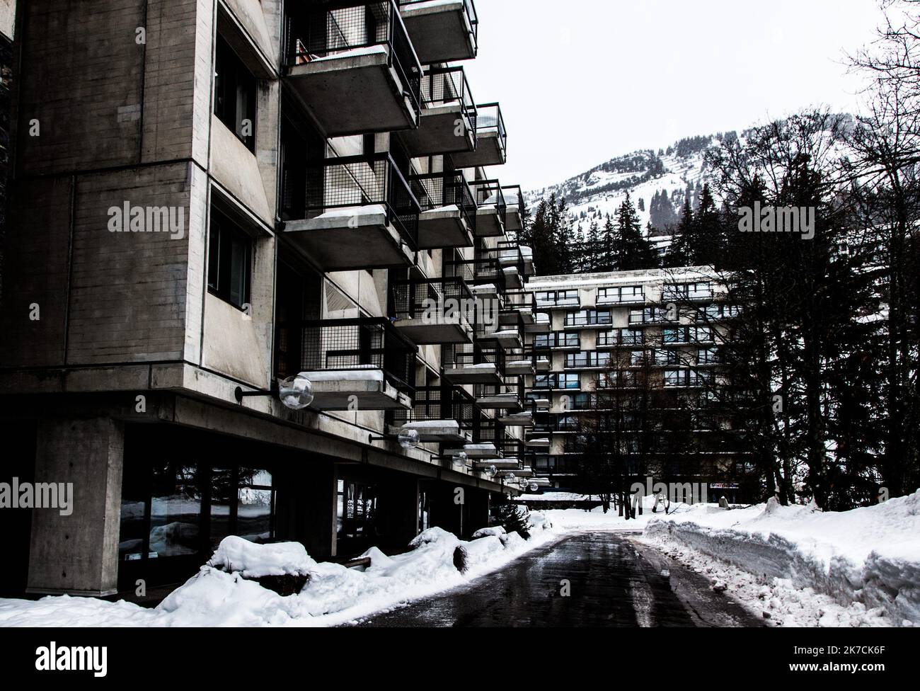 ©Sadak Souici / le Pictorium/MAXPPP - Sadak Souici / le Pictorium - 02/02/2021 - Francia / Haute-Savoie / Flaine - les grands ensembles de la station de Flaine sont vides depuis la pandemie. Flaine est une station de sports d'hiver francaise a 2500 m creee en 1968, dans le cadre du Plan Neige 1964. La stazione accueille più d'un million de vacanciers chaque saison d'hiver mais depuis la pandemie du covid-19, elle est videe de ces touristes et ces vacanciers d'hiver. / 02/02/2021 - Francia / alta Savoia (dipartimento francese) / Flaine - i grandi complessi della stazione Flaine sono vuoti dal Foto Stock