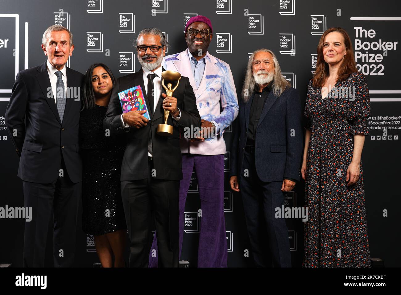 USO EDITORIALE l'autore vincitore Shehan Karunatilaka (terza a sinistra) con i giudici Neil MacGregor, Shahidha Bari, Alain Mabanckou, M. John Harrison e Helen Castor alla cerimonia del vincitore del Premio Booker 2022 alla Roundhouse, Londra. Data immagine: Lunedì 17 ottobre 2022. Foto Stock