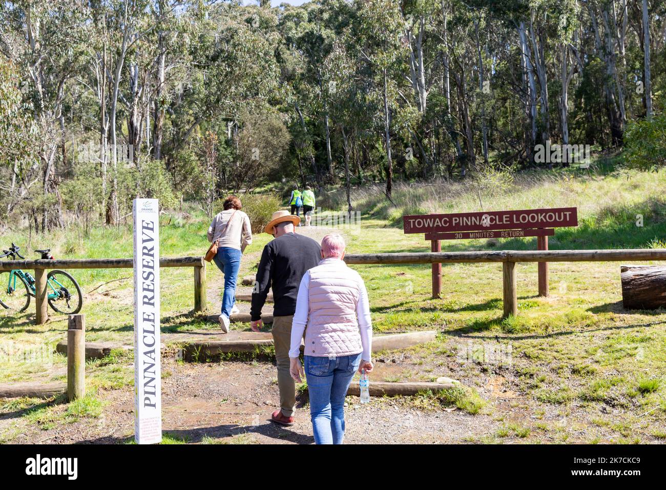 Riserva di Pinnacle e belvedere, persone a piedi al belvedere, Orange New South Wales, Australia Foto Stock