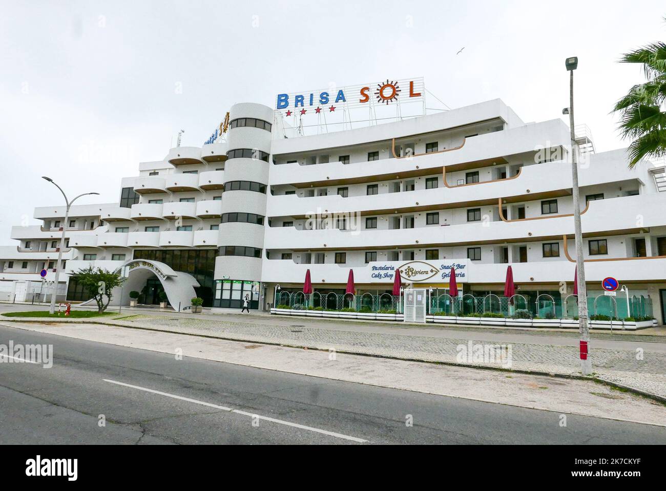 © Tim Somerset/Maxppp - Albufeira, Portugal le 03/02/2021 -/ le Portugal face a la grave crise economica qui touche ce petit Pays, suite a l'epidemie de Covid-19. Le Portugal decide de se fermer pour tinter d’endiguer la troisieme vaga. Le gouvernement a interdit aux habitants de voyager a l’etranger, sauf pour Motif imperieux. Les touristes ont desertes depuis longtemps, notamment dans la region de l'Algarve, ou les hotels comme ici sont fermes et les employes au chomage, et pour certain sans revenus.// il Portogallo ha dovuto affrontare la grave crisi economica che ha colpito questo piccolo paese, a seguito Foto Stock