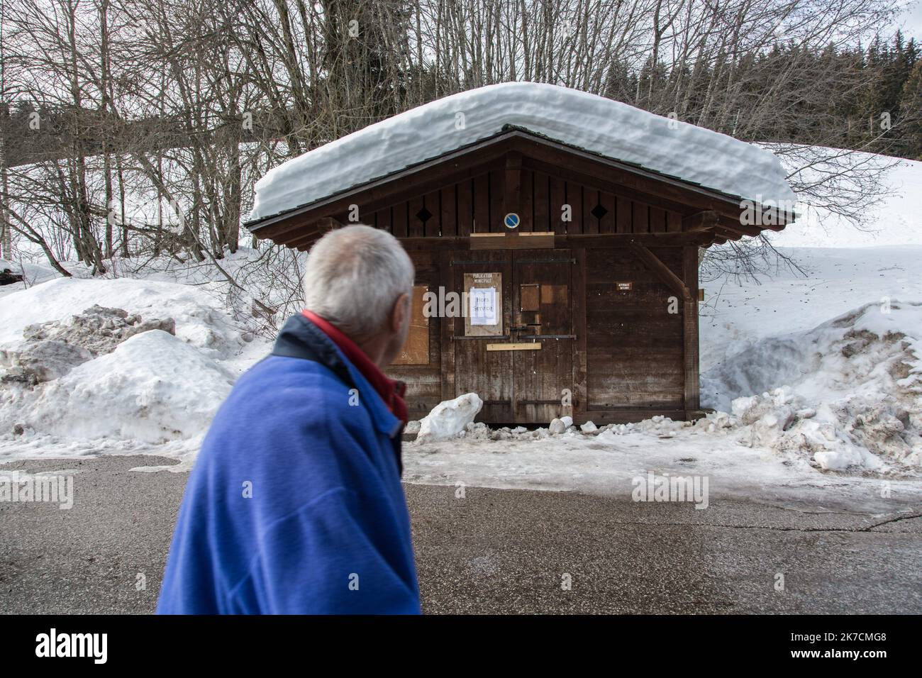 ©Sadak Souici / le Pictorium/MAXPPP - Sadak Souici / le Pictorium - 04/02/2021 - Francia / Haute-Savoie / Megeve - un homme passe devant une buvette ferme a Megeve. / 04/02/2021 - Francia / alta Savoia (dipartimento francese) / Megeve - un uomo passa davanti a un bar chiuso di ristoro a Megeve. Foto Stock