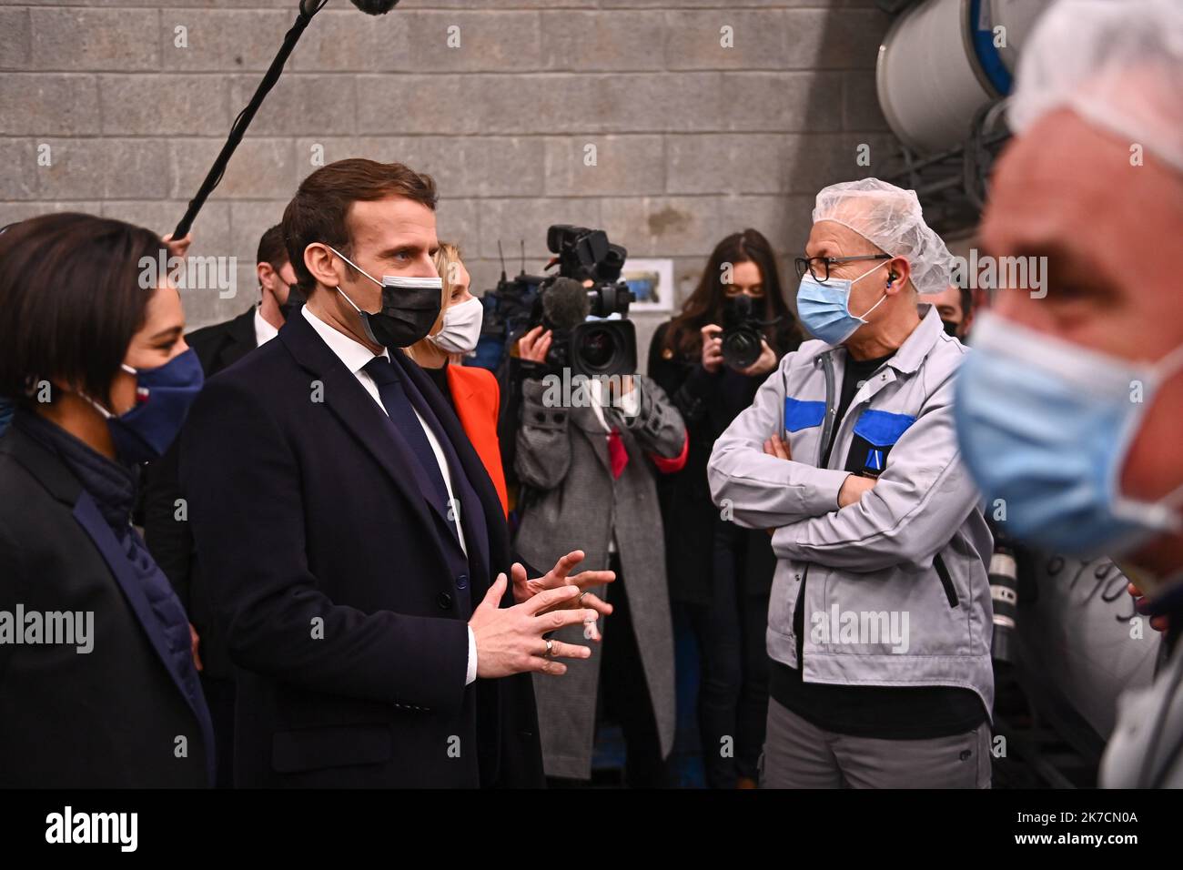 ©PHOTOPQR/OUEST FRANCE/Franck Dubray ; Nantes ; 25/12/2020 ; Déplacement à Nantes du président de la République Emmanuel Macron dans l'usine Aplix au Cellier entreprise spécialisée dans les fixations et fermetures auto-agrippantes pour les marchés : aéronautique, médétoyage, packaging, netical. (Foto Franck Dubray)? il presidente francese Emmanuel Macron visita la società francese di sistemi di fissaggio a gancio e anello Aplix a le Cellier, nella Francia nordoccidentale, il 11 febbraio 2021 Foto Stock