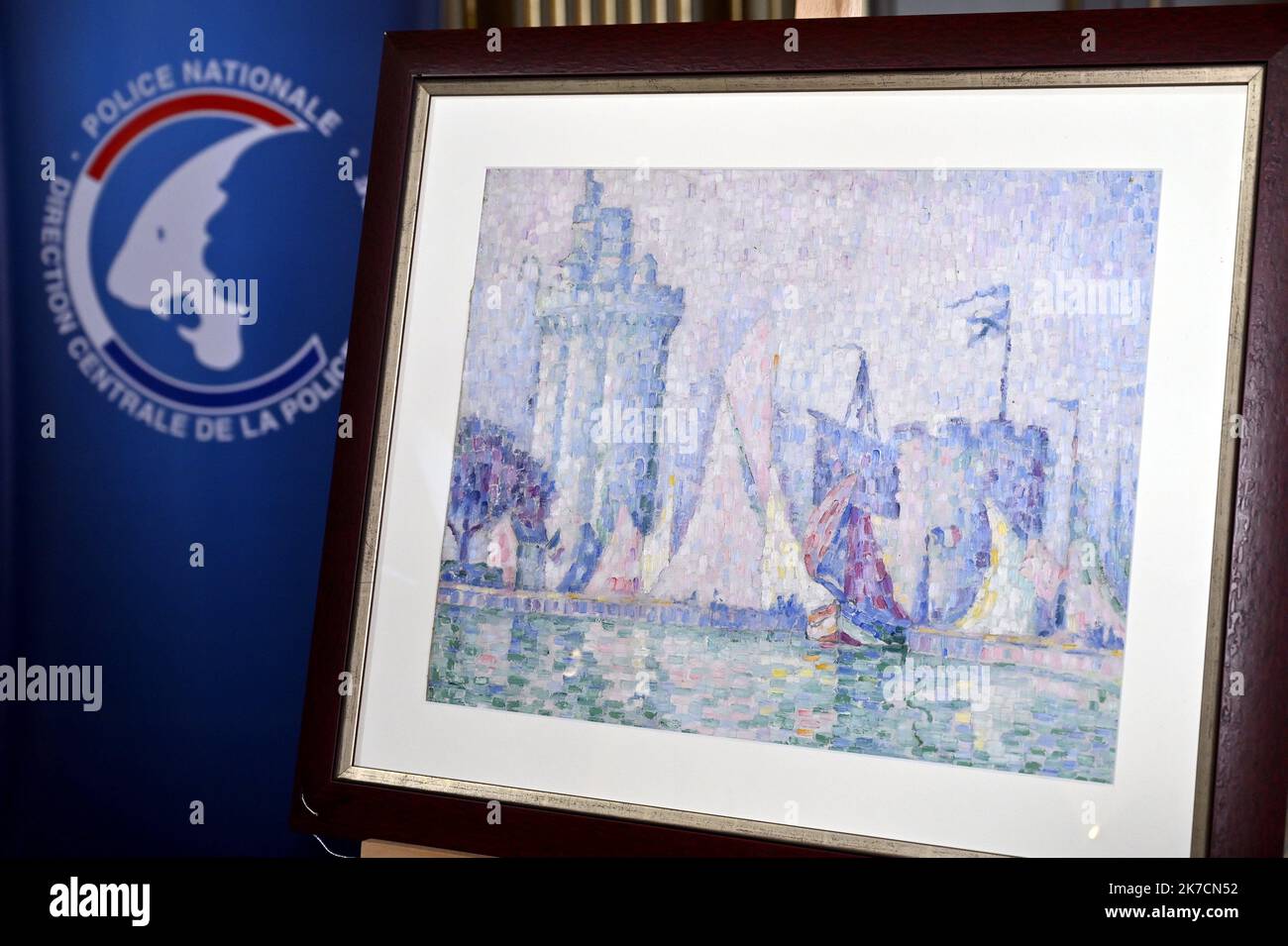 ©PHOTOPQR/L'EST REPUBLICAIN/ALEXANDRE MARCHI ; NANCY ; 12/02/2021 ; CULTURE - VOL TABLEAU DE PAUL SIGNAC. Nancy 12 février 2021. La toile du peintre néo-impressionniste Paul Signac,' le Port de la Rochelle' (1915), est rendue officiellement à la Ville de Nancy ce vendredi 12 février, après avoir été retrouvée en Ukraine en 2019. Après deux ans d'enquête, la toile a pu rentrer en France au début de l'année 2021, où elle a été conféée aux policiers de l'Office Central de luutte contre le trafic de biens culturrels et placée sous scellés. Après une expertise scientifique menée par une spécialiste Foto Stock