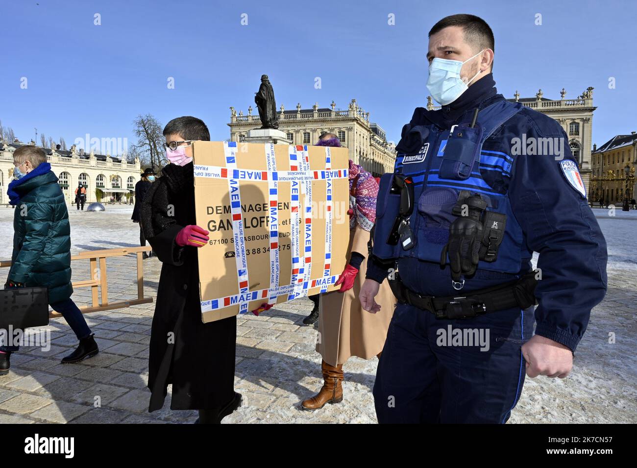 ©PHOTOPQR/L'EST REPUBLICAIN/ALEXANDRE MARCHI ; NANCY ; 12/02/2021 ; CULTURE - VOL TABLEAU DE PAUL SIGNAC. Nancy 12 février 2021. La toile du peintre néo-impressionniste Paul Signac,' le Port de la Rochelle' (1915), est rendue officiellement à la Ville de Nancy ce vendredi 12 février, après avoir été retrouvée en Ukraine en 2019, rejoint le Musée des Beaux-Arts de Nancy sous escort en traversant la Place Stanislas. Après deux ans d'enquête, la toile a pu rentrer en France au début de l'année 2021, où elle a été conféée aux policiers de l'Office Central de luutte contre le trafic de biens cultu Foto Stock