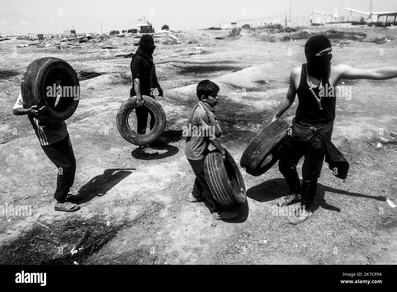 ©Michael Bunel / le Pictorium/MAXPPP - Michael Bunel / le Pictorium - 12/05/2018 - Palestina / Gaza / Gaza - Des manifestants portent des pneus sur le lieu de la manifestation. Ceux ci sont etre use pour creer une barriere de fumee et permettre aux autres personnes de jeter des pierres sans etre inquiete par les tirs de snipers de l'armee israelienne. Le tensioni sont elevees le long de la frontiere entre Gaza et Israel apres Plus d'un mois de manifestations de masse hebdomadaires pres de la barriere qui a fait 50 morts parmi les manifestants palestiniens et Plus de 1 700 blesses par les Foto Stock