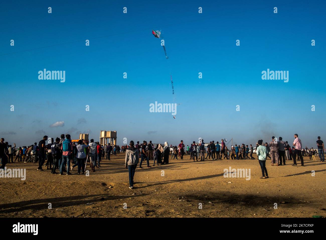 ©Michael Bunel / le Pictorium/MAXPPP - Michael Bunel / le Pictorium - 12/05/2018 - Palestine / Bande de Gaza / Malaka - Des manifestants utilizent des cerfs-volant pour essayer de mettre le feu sur les lignes tenues par l'armee israelienne. Le tensioni sont elevees le long de la frontiere entre Gaza et Israel apres Plus d'un mois de manifestations de masse hebdomadaires pres de la barriere qui a fait 50 morts parmi les manifestants palestiniens et Plus de 1 700 blesses par les tirs de l'armee israelienne. 11 maggio 2018. Malaka. Gaza. Palestina. / 12/05/2018 - Palestina / striscia di Gaza / Malaka - D Foto Stock