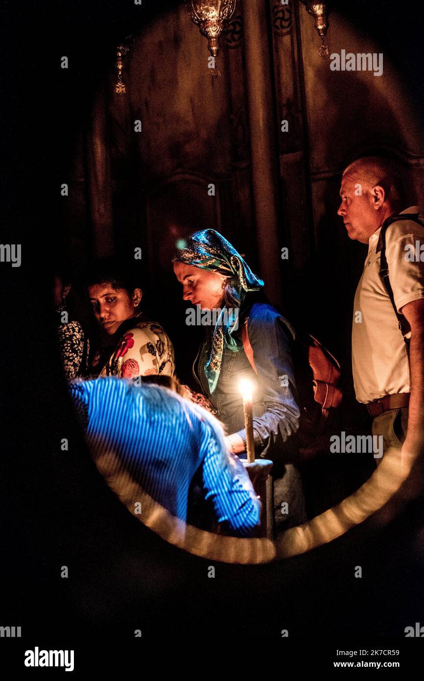 ©Michael Bunel / le Pictorium/MAXPPP - Michael Bunel / le Pictorium - 09/05/2018 - Israele / Gerusalemme / Gerusalemme - Des pelerins se recueille devant la tombe de Jesus, le Saint-Sepolcre (stazione XIVe). Le Saint-Sepolcre est selon la tradition chretienne, le tombeau du Christ, c'est-a-dir le sepolcre ou le Corps de Jesus de Nazareth aurait ete depose au soir de sa mort sur la Croix. 09 maggio 2018. Gerusalemme. Israele / 09/05/2018 - Israele / Gerusalemme / Gerusalemme - i pellegrini si riuniscono davanti alla tomba di Gesù, il Santo Sepolcro (14th° stazione). Il Santo Sepolcro è secondo la tradizione cristiana Foto Stock