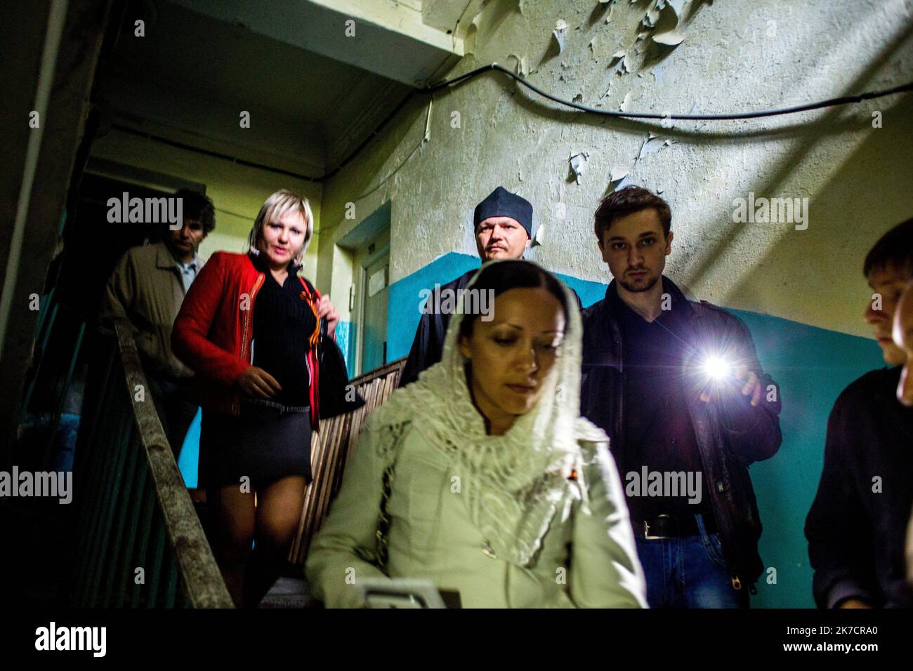 ©Michael Bunel / le Pictorium/MAXPPP - Michael Bunel / le Pictorium - 09/05/2014 - Ucraina / Donbass / Odessa - Apres une rumeur, plusieurs civils se mettent a chercher des corps dans le sous sol de la maison des syndicats. Quelques jours plutot une quantaine de personnes y etait decedee dans un incendie a la suite de heurts entre pro-ukrainiens et pro-russes. Apres la Revolution de l'Euromaidan a l'hiver 2013 a Kyiv, puis l'annexion de la Crimee en Mars par la Russie, c'est au tour de l'Oblast du Donbass dans l'est de l'Ukraine de sombrer dans un caos opposant le Nouveau gouvernement de Ky Foto Stock