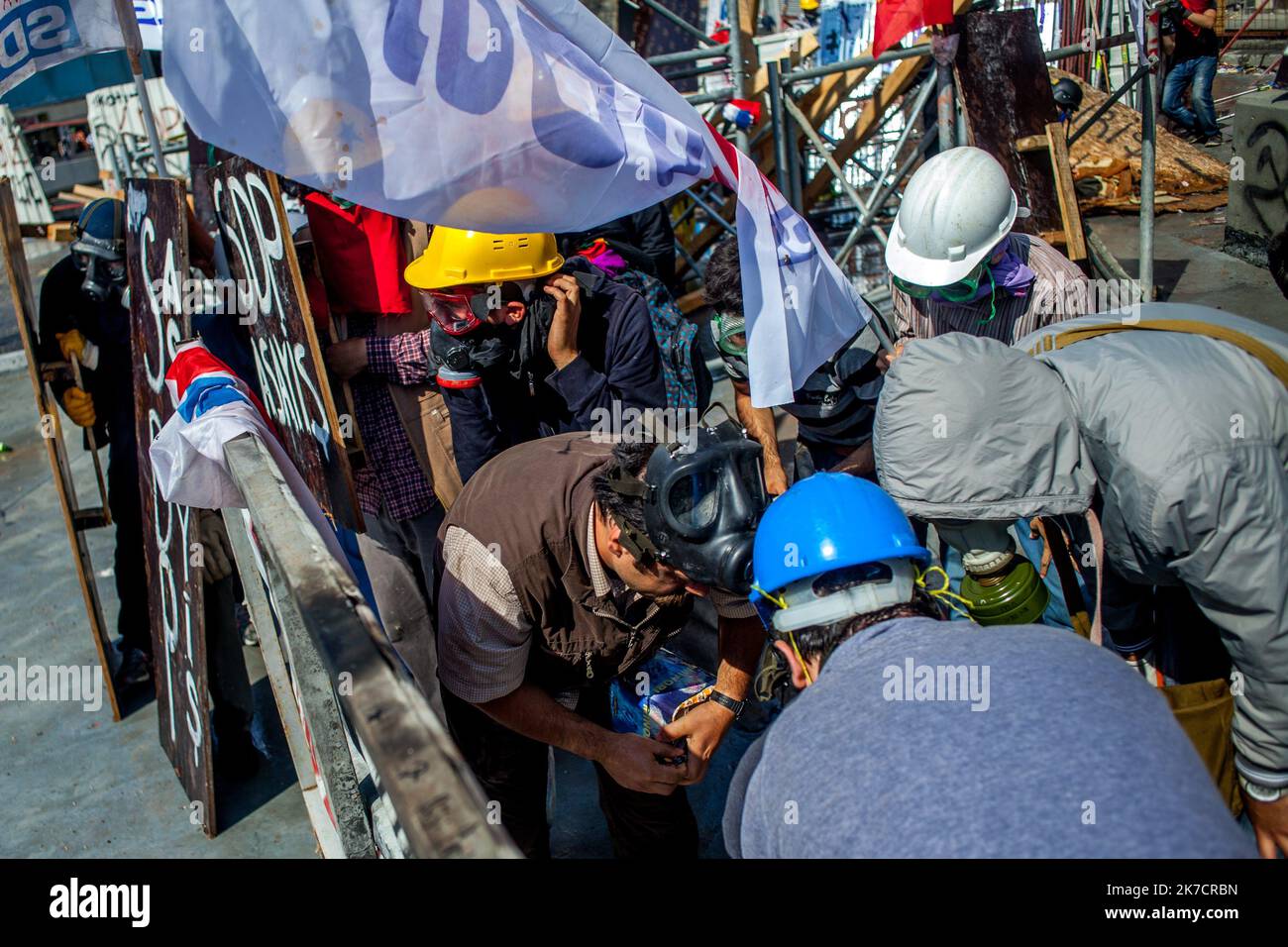 ©Michael Bunel / le Pictorium/MAXPPP - Michael Bunel / le Pictorium - 11/06/2013 - Turquie / Istanbul - Des manifestants fabriquent des cocktail molotov a l'abri d'une barricade pendant des affrontements place Taksim entre les manifestants et les forces de l'ordre. Depuis le matin, la place est pry d'assalto par les Forces de l'ordre et de violents affrontements vont durer jusqu'au soir. Un mouvement National de protestation a surgit suite a la violente repression de protestataires ecologiques qui s'opposaient a la Destruction du parc de Gezi. Le mouvement c'est rapidement trasforme en une Foto Stock